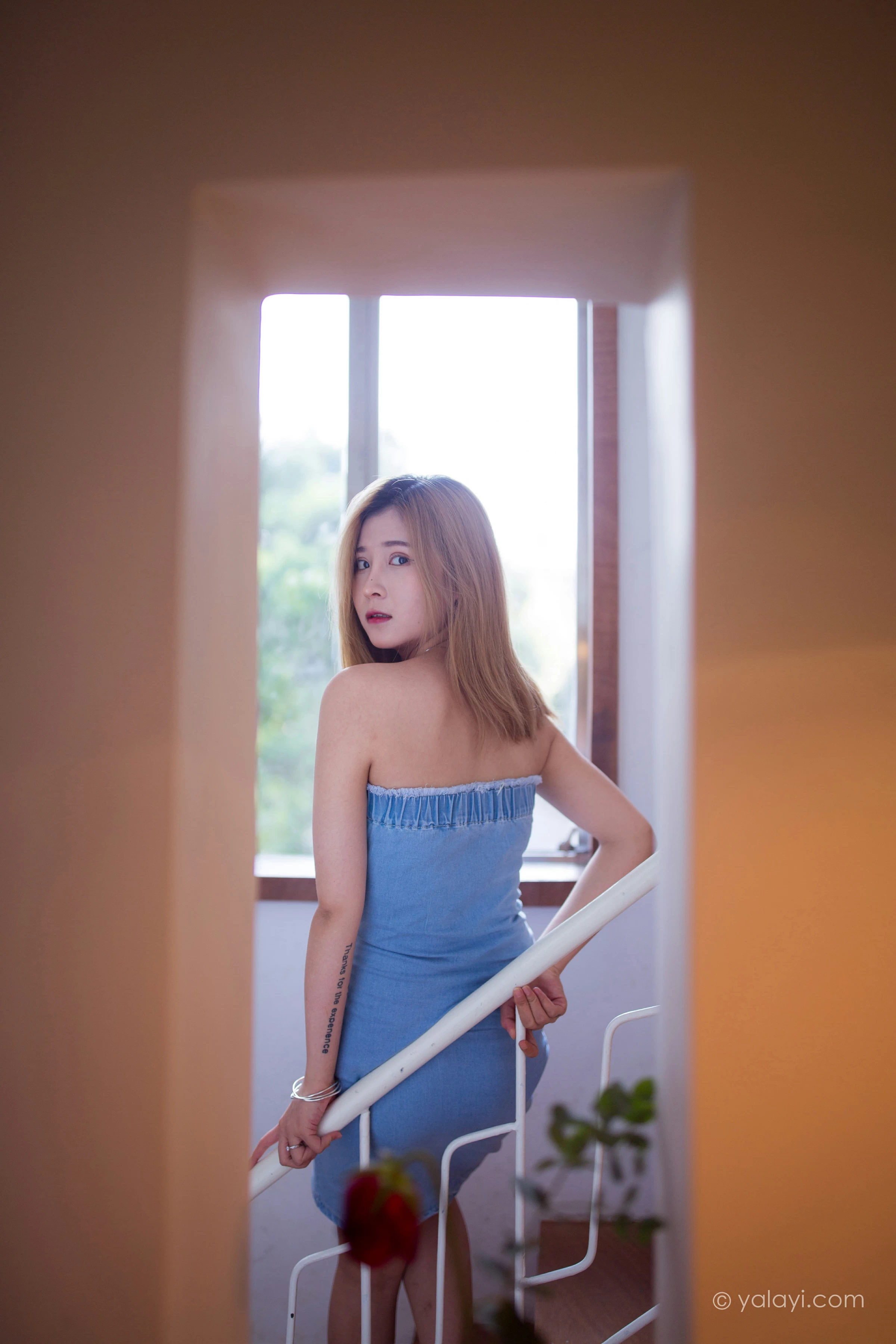 [YALAYI雅拉伊]NO.703 《那时在午后》 梦涵 牛仔抹胸连衣裙居家私房写真集第4张