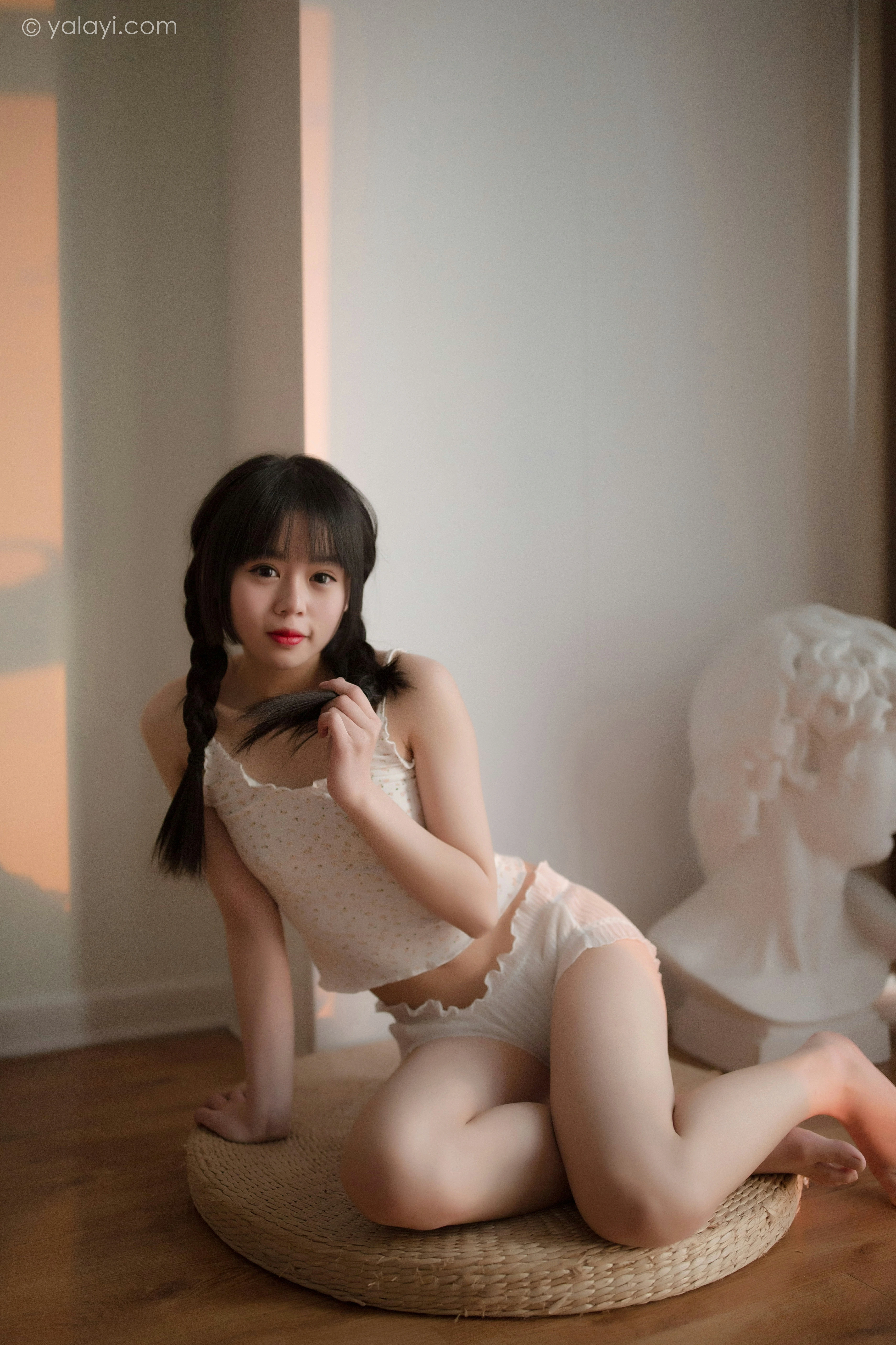[YALAYI雅拉伊]NO.755 零零后少女 小乖 性感小背心与白色浴袍私房写真集第4张