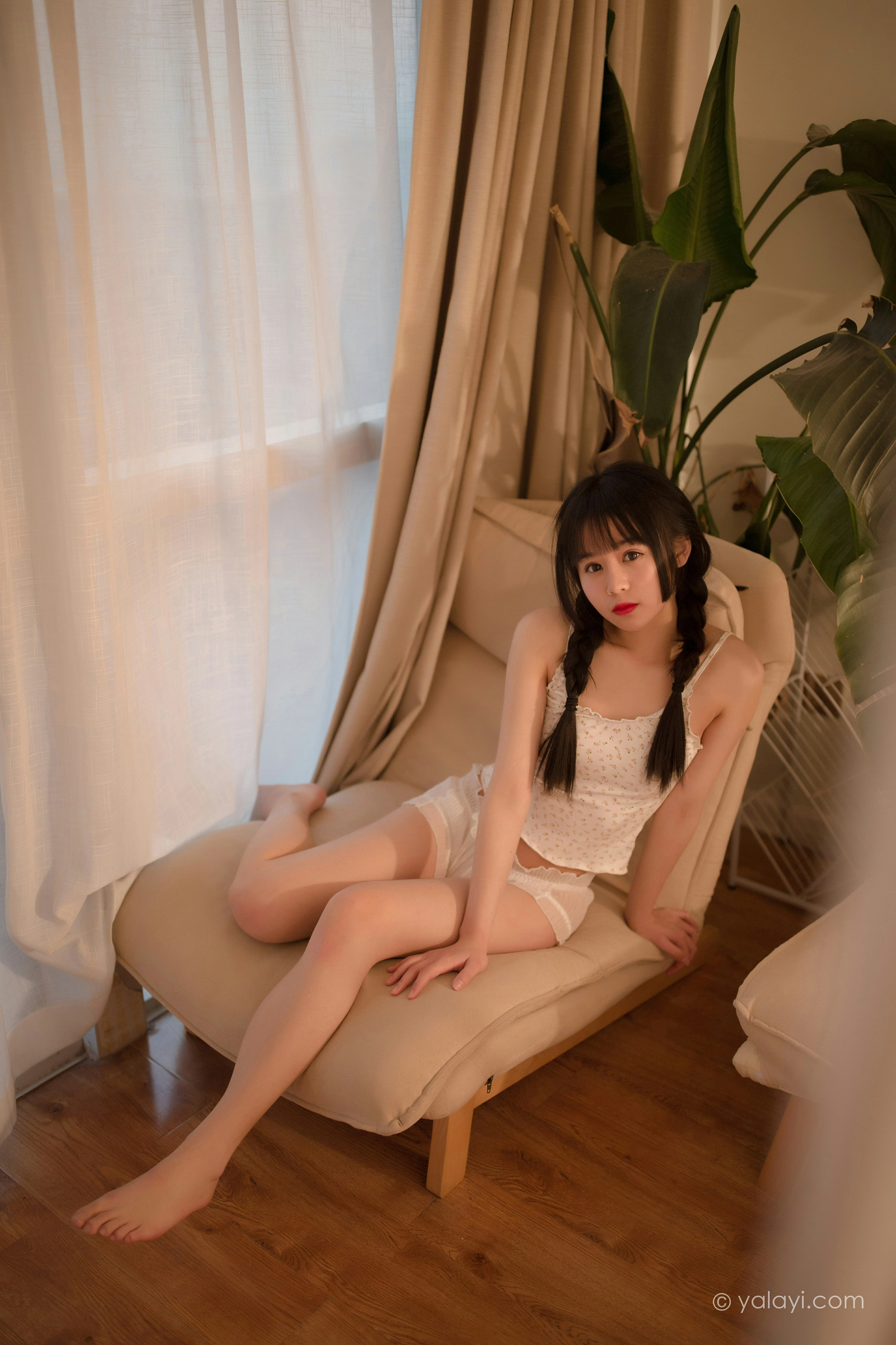 [YALAYI雅拉伊]NO.755 零零后少女 小乖 性感小背心与白色浴袍私房写真集第7张