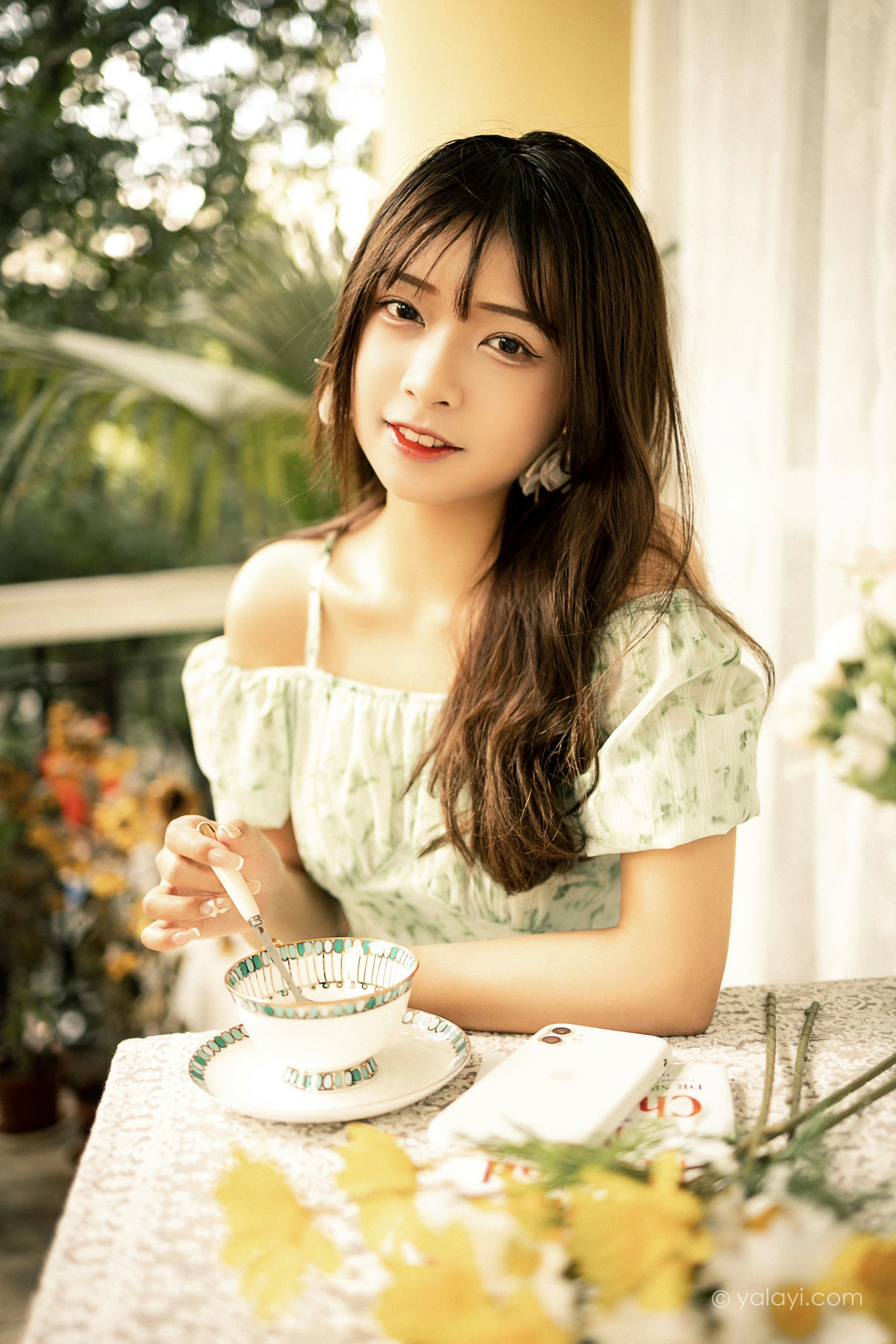 [YALAYI雅拉伊]NO.813 惬意时光 阿禾 白色碎花连衣裙公园写真集第4张