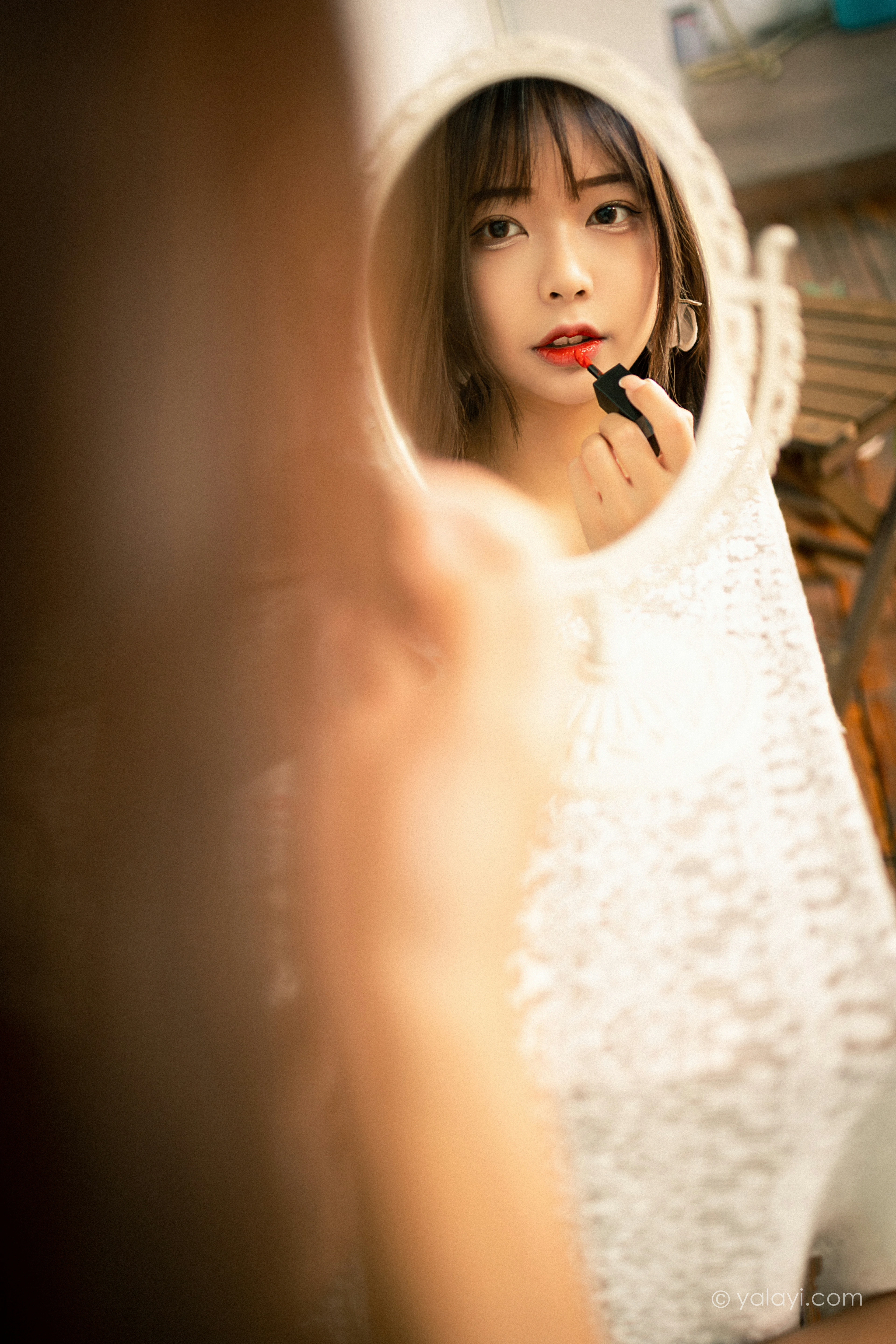 [YALAYI雅拉伊]NO.813 惬意时光 阿禾 白色碎花连衣裙公园写真集第3张