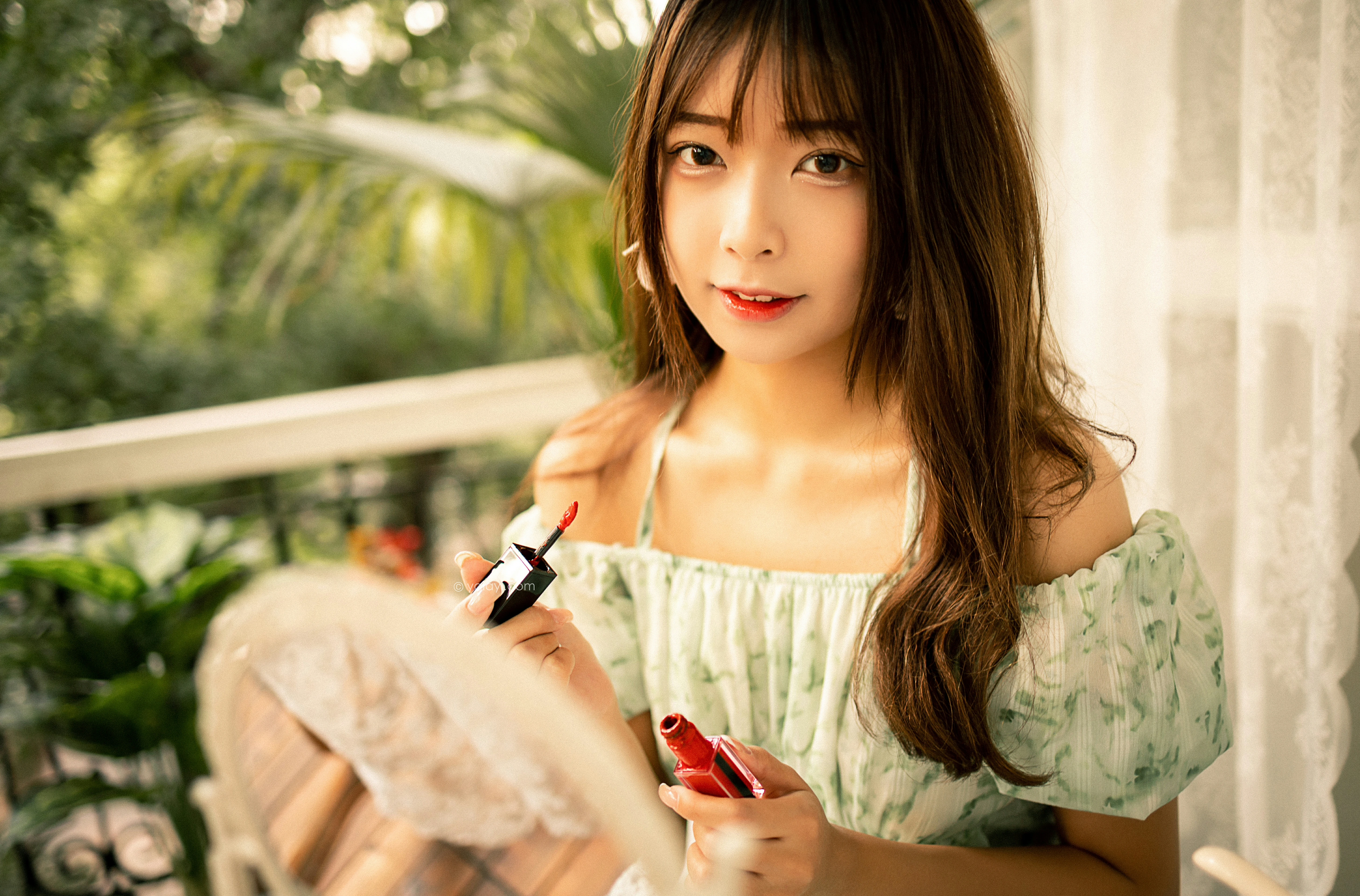 [YALAYI雅拉伊]NO.813 惬意时光 阿禾 白色碎花连衣裙公园写真集第4张