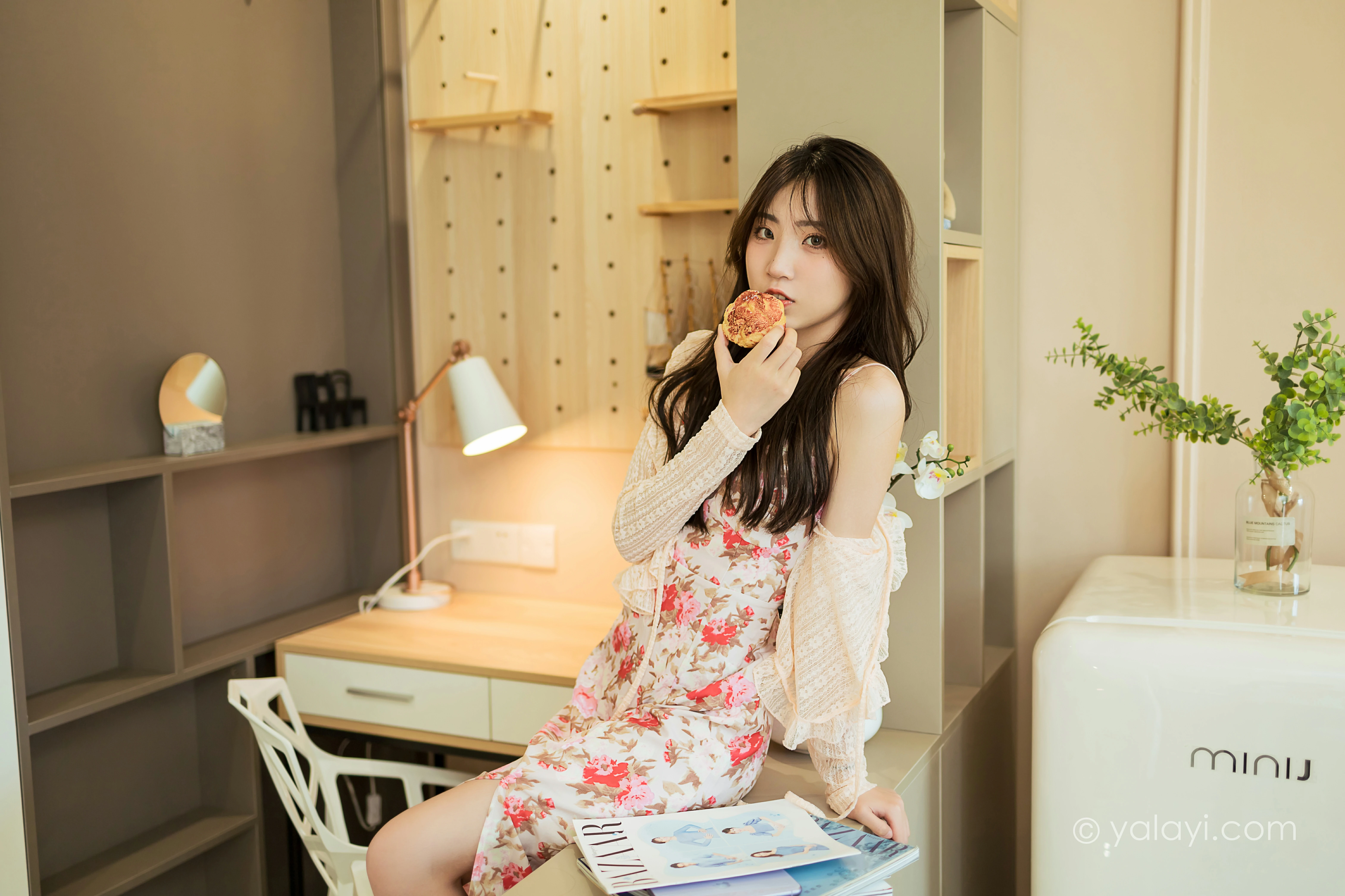 [YALAYI雅拉伊]NO.800 下午茶 小乔 白色镂空外套与粉色吊带连衣裙居家写真集第2张