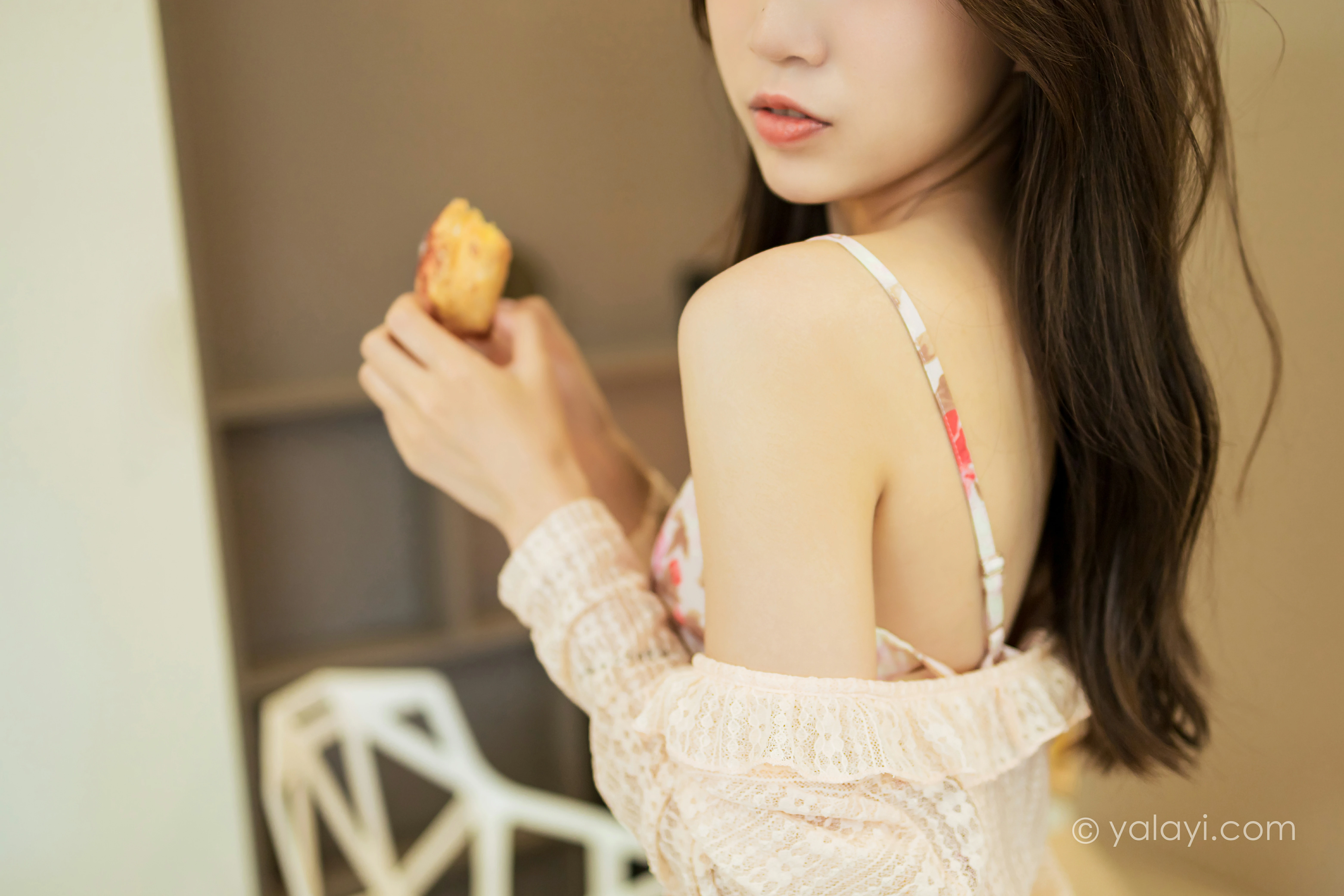 [YALAYI雅拉伊]NO.800 下午茶 小乔 白色镂空外套与粉色吊带连衣裙居家写真集第12张