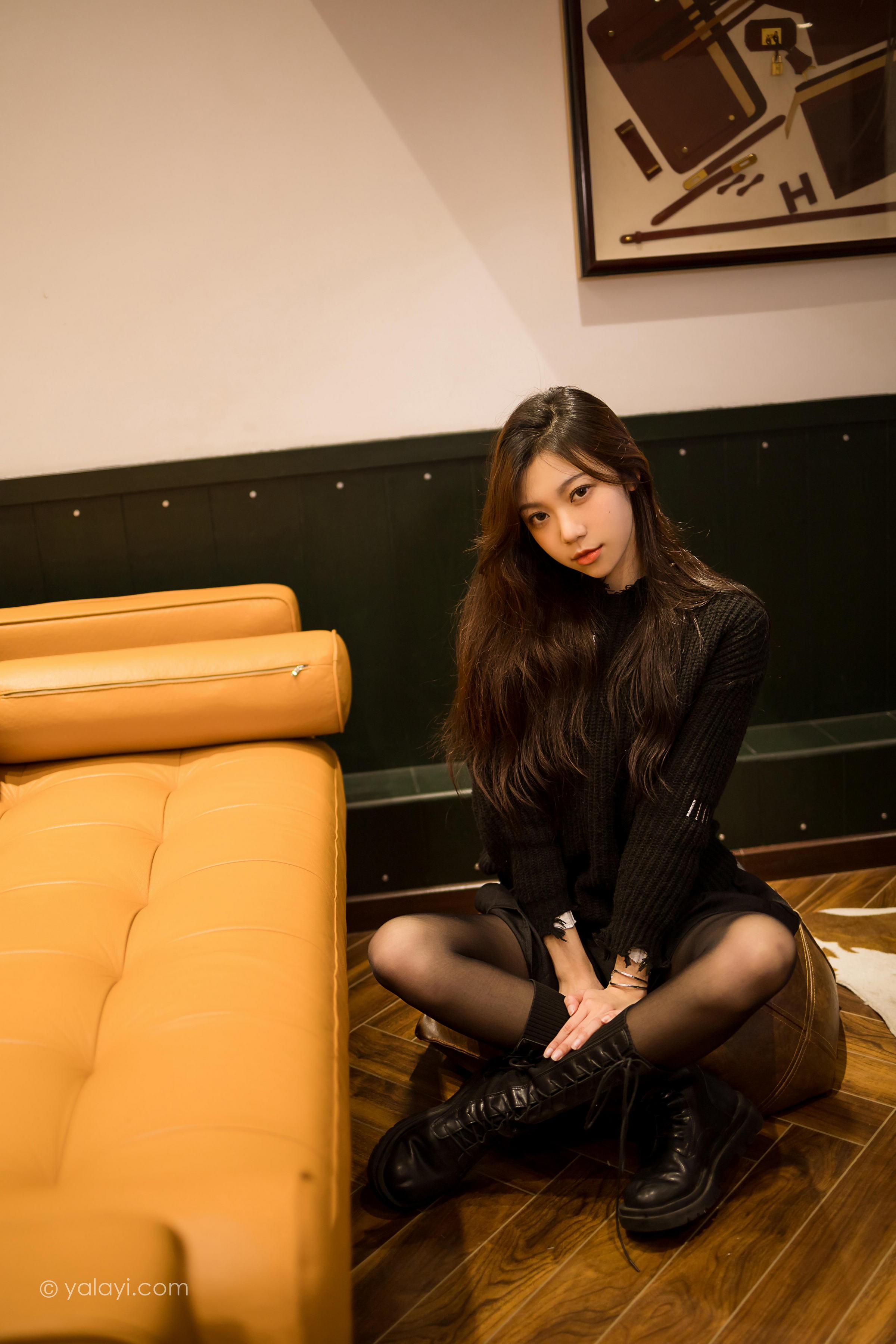 [YALAYI雅拉伊]2022.04.12 成长 梓瑶 黑色毛衣与短裙加黑丝美腿性感私房写真集第3张