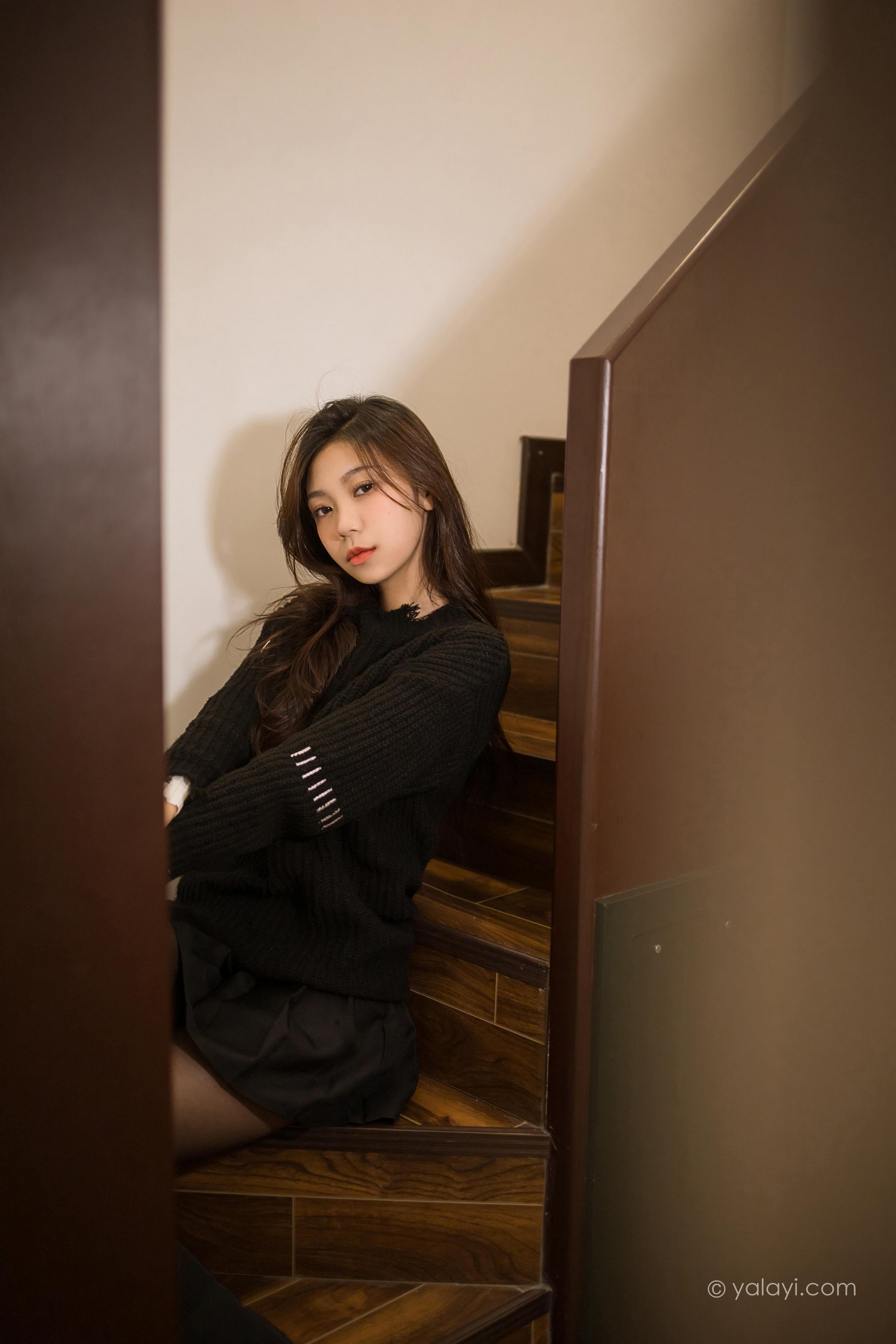 [YALAYI雅拉伊]2022.04.12 成长 梓瑶 黑色毛衣与短裙加黑丝美腿性感私房写真集第12张