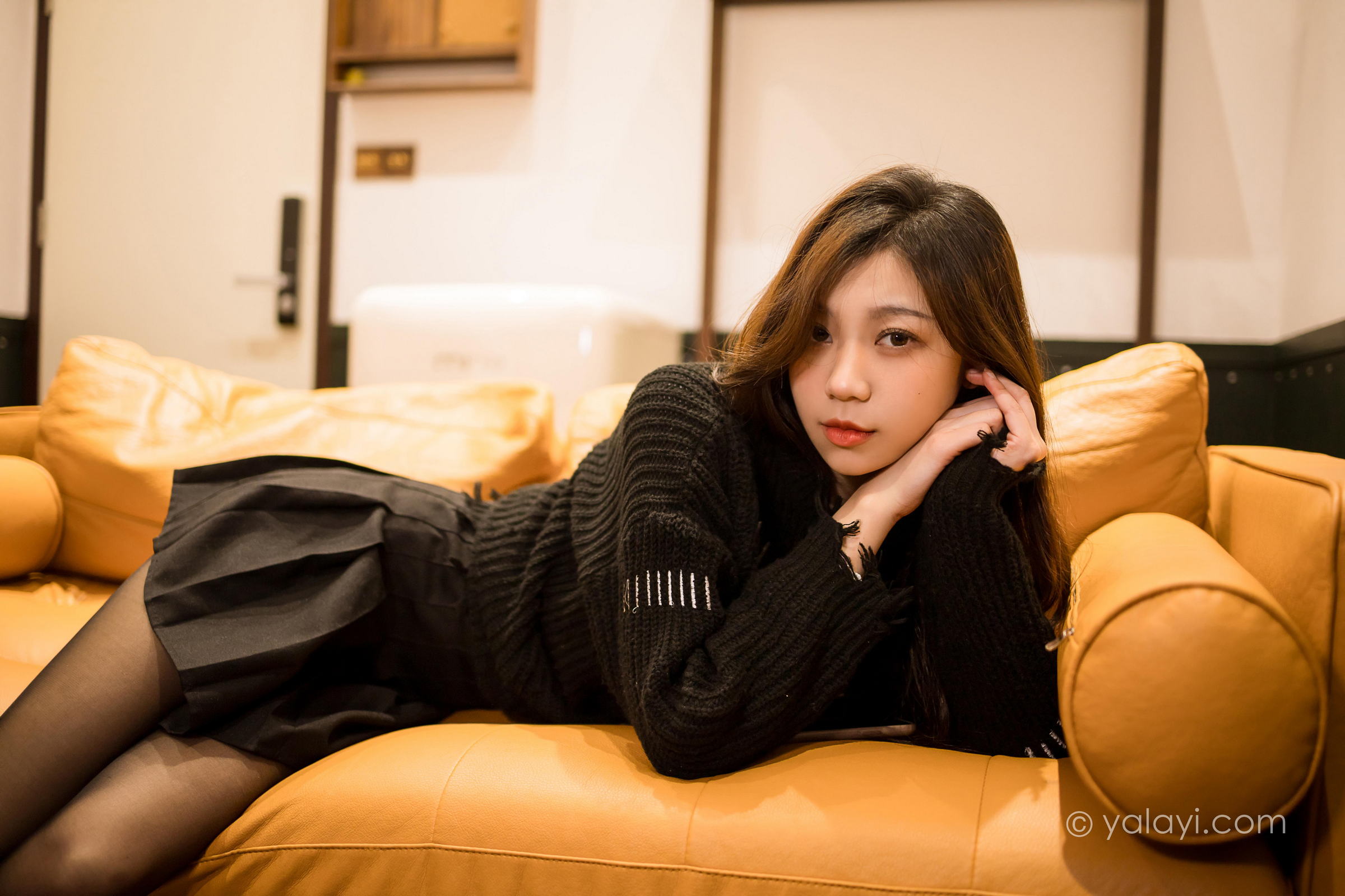 [YALAYI雅拉伊]2022.04.12 成长 梓瑶 黑色毛衣与短裙加黑丝美腿性感私房写真集第5张