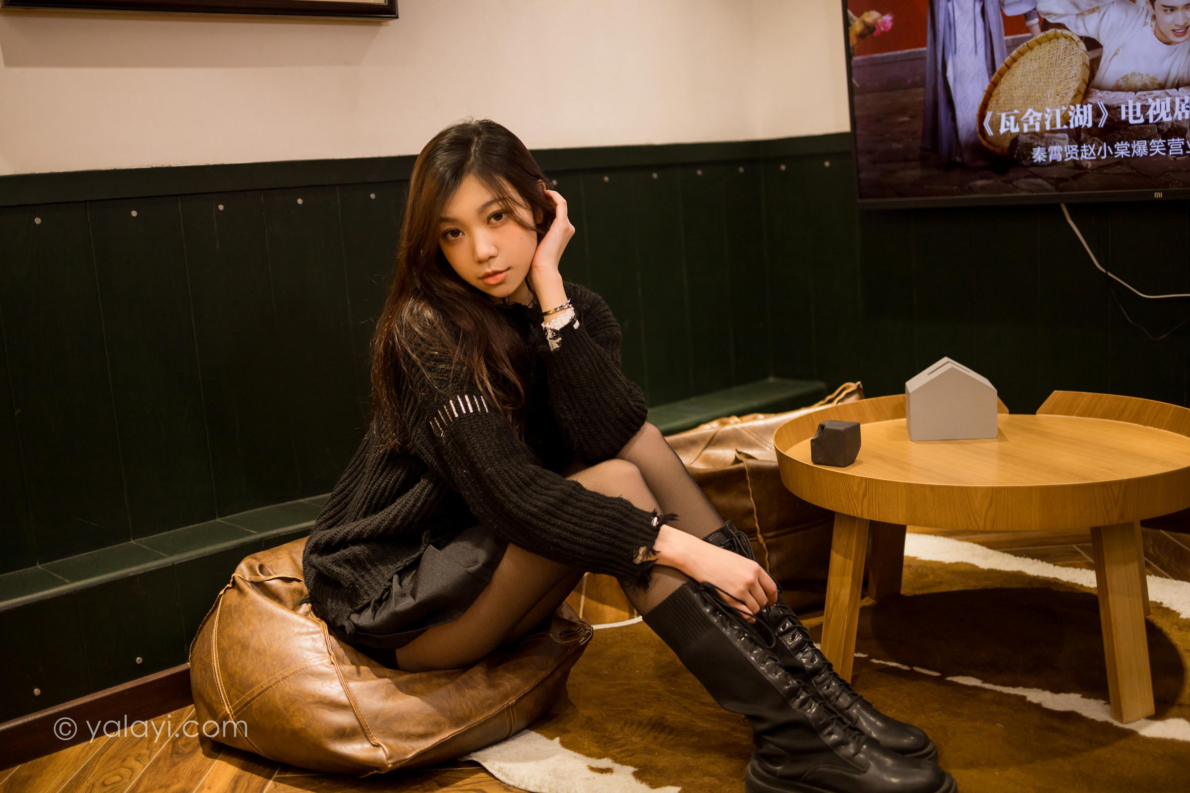 [YALAYI雅拉伊]2022.04.12 成长 梓瑶 黑色毛衣与短裙加黑丝美腿性感私房写真集第1张