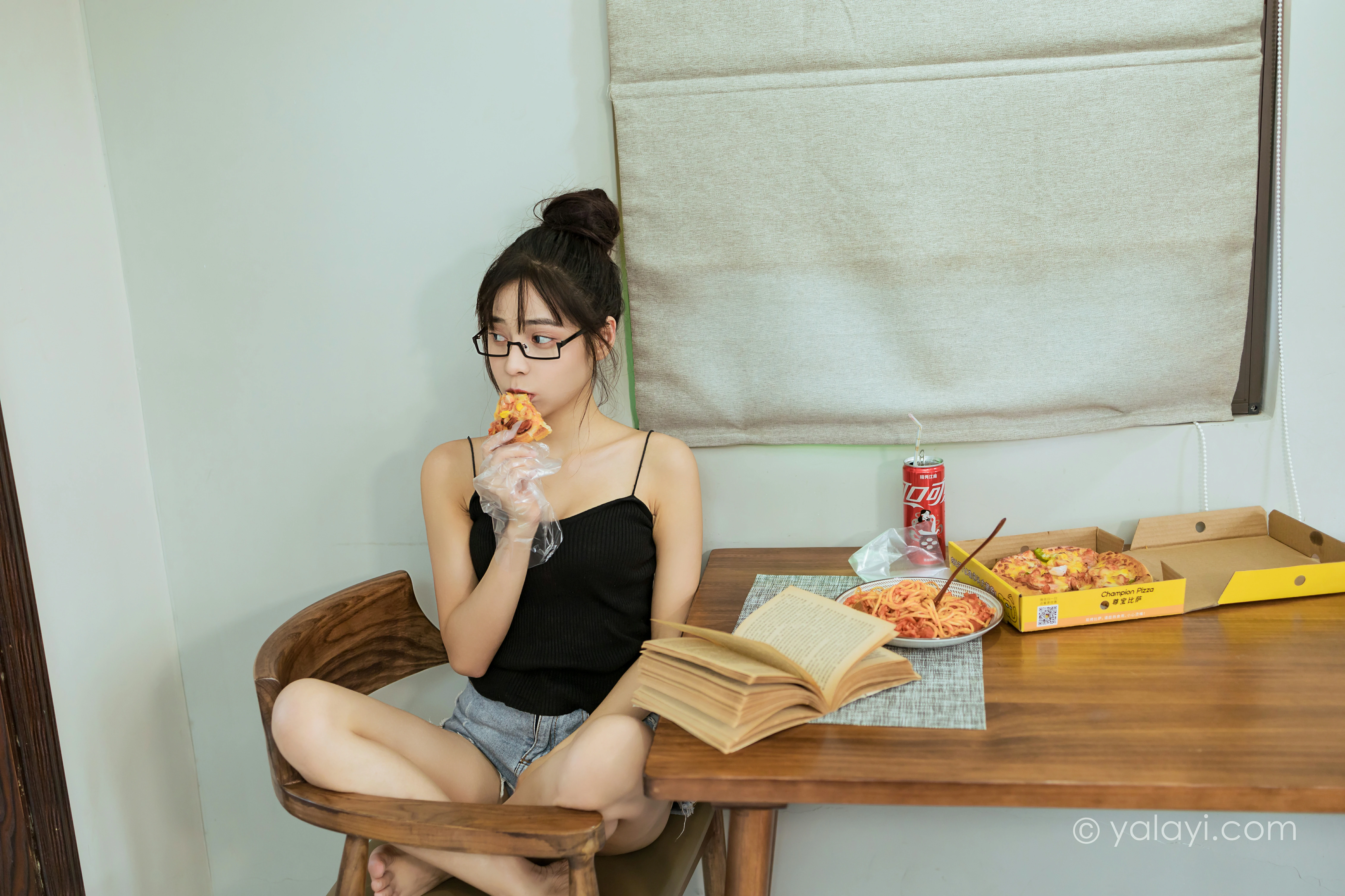 [YALAYI雅拉伊]NO.836 日常 诗咏 黑色性感小背心加牛仔热裤清纯可爱写真集第4张