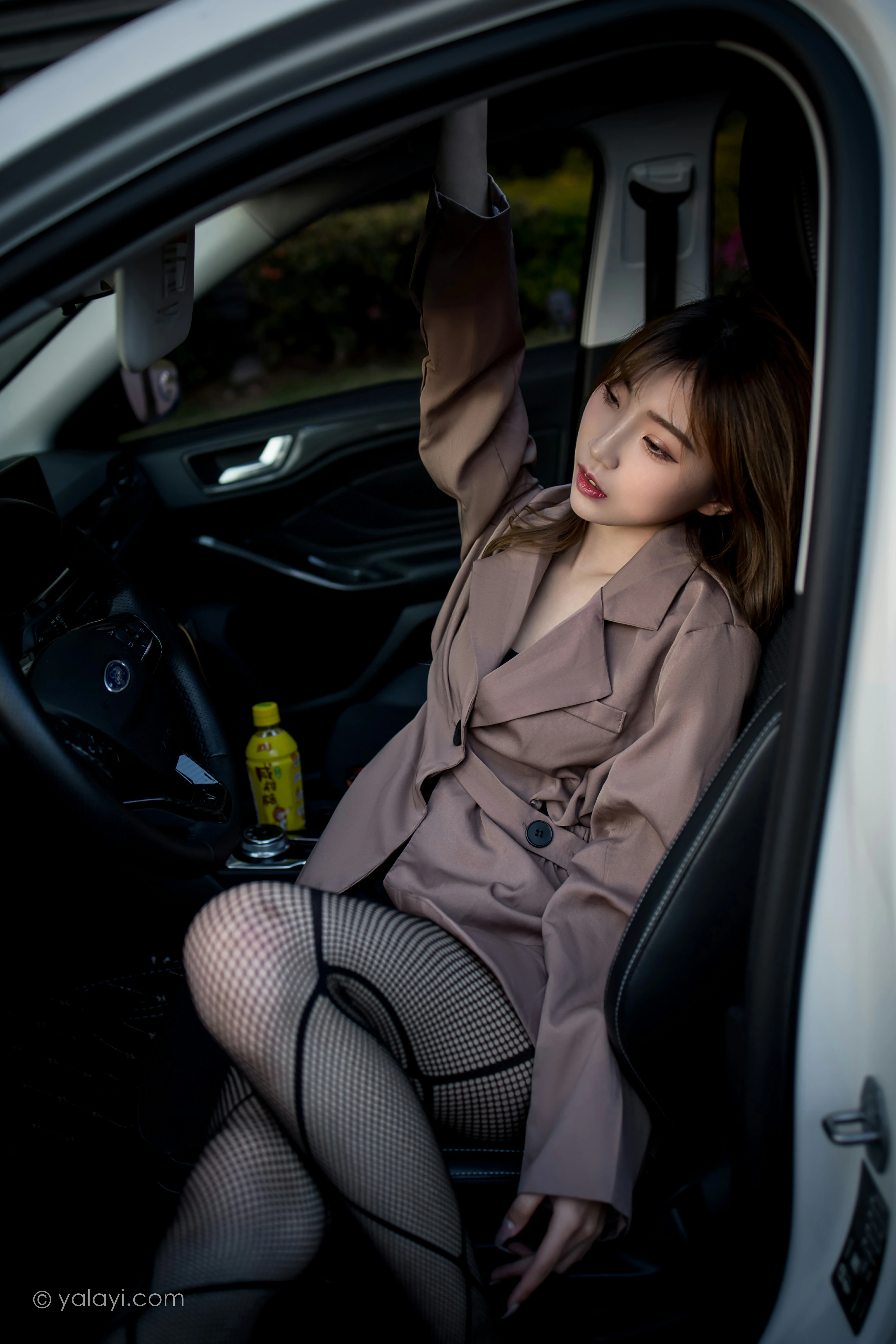 [YALAYI雅拉伊]NO.773 驶出伤城 小乔 粉色连身风衣加黑色情趣渔网袜性感写真集第4张