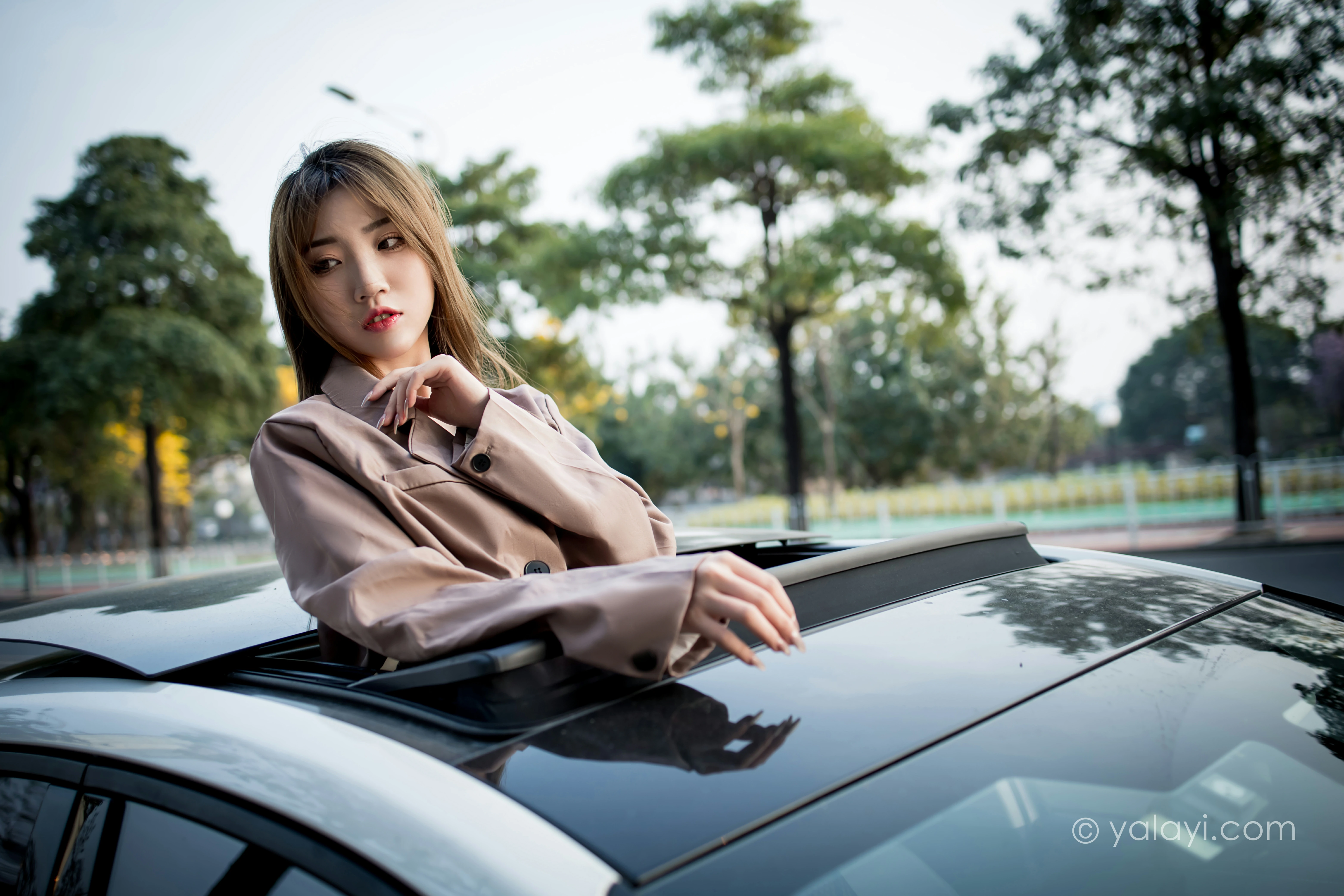 [YALAYI雅拉伊]NO.773 驶出伤城 小乔 粉色连身风衣加黑色情趣渔网袜性感写真集第1张