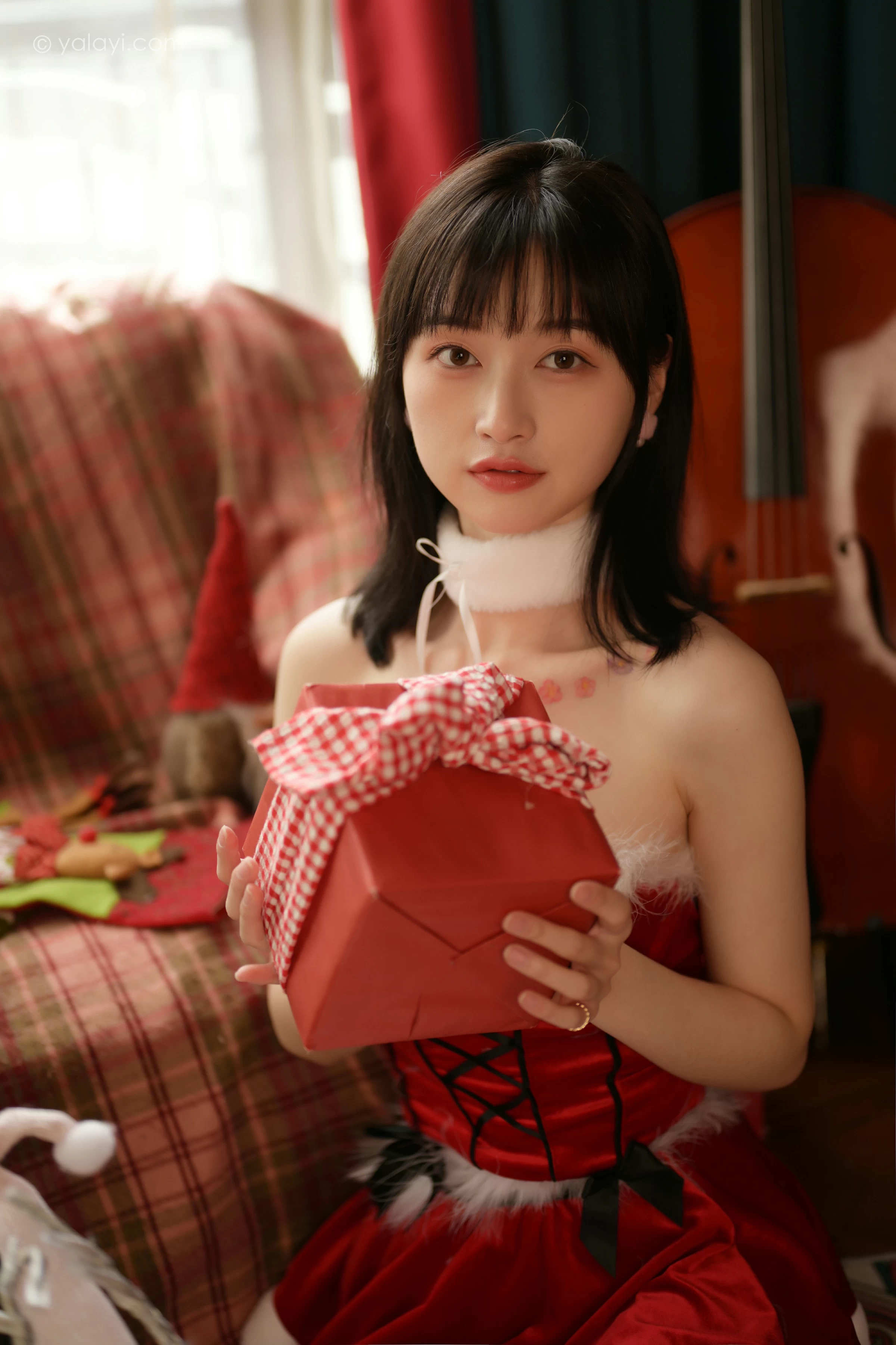 [YALAYI雅拉伊]2021.12.25 平平安安 京京 红色抹胸圣诞女郎制服裙性感私房写真集第2张