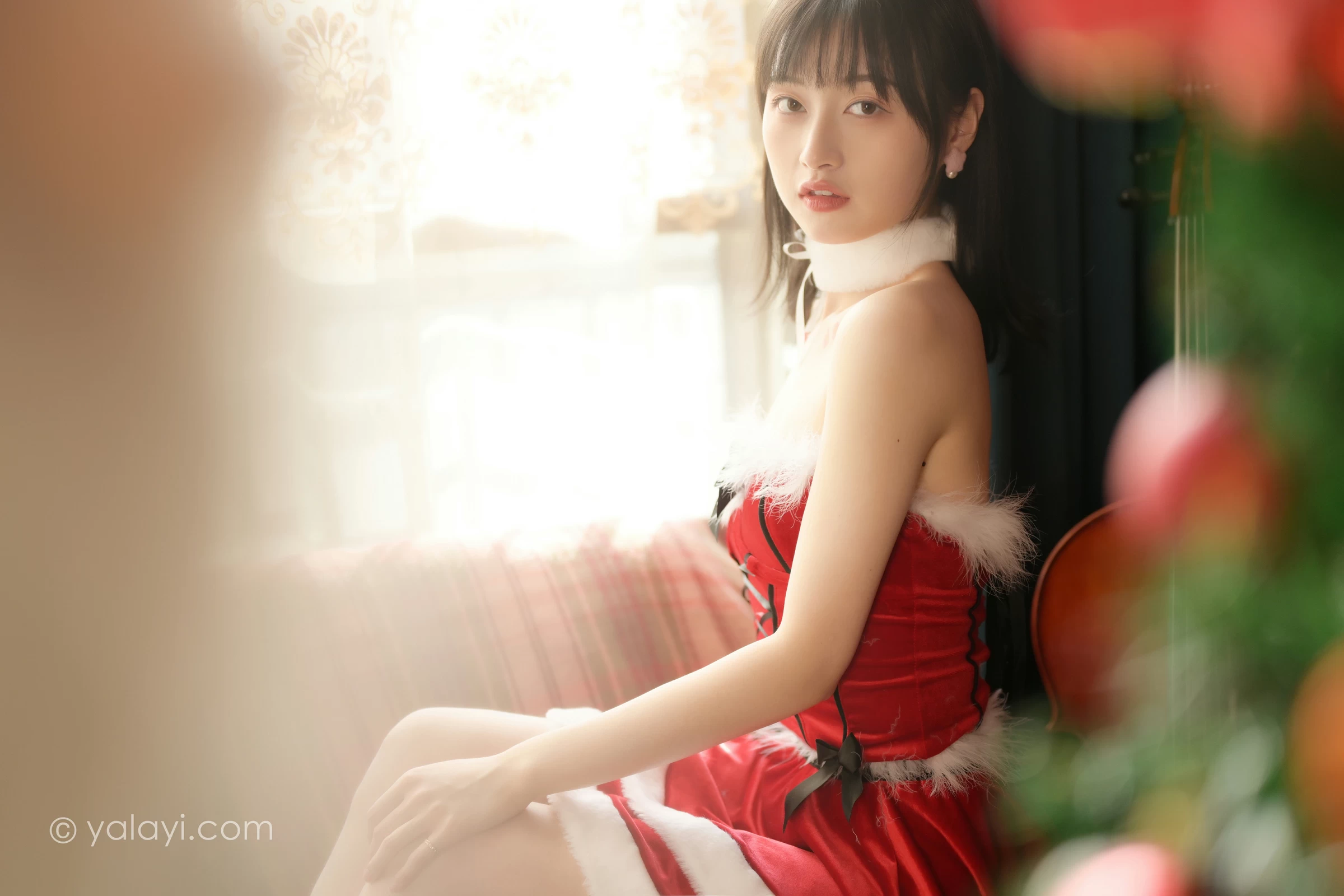 [YALAYI雅拉伊]2021.12.25 平平安安 京京 红色抹胸圣诞女郎制服裙性感私房写真集第9张