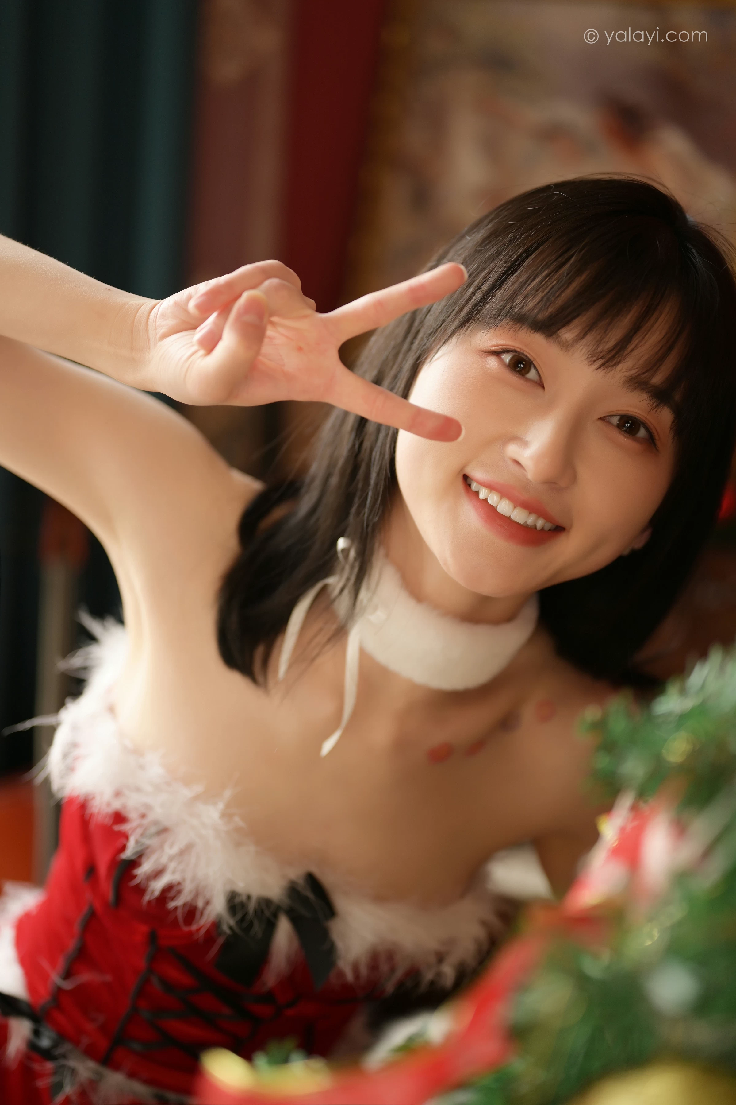 [YALAYI雅拉伊]2021.12.25 平平安安 京京 红色抹胸圣诞女郎制服裙性感私房写真集第11张