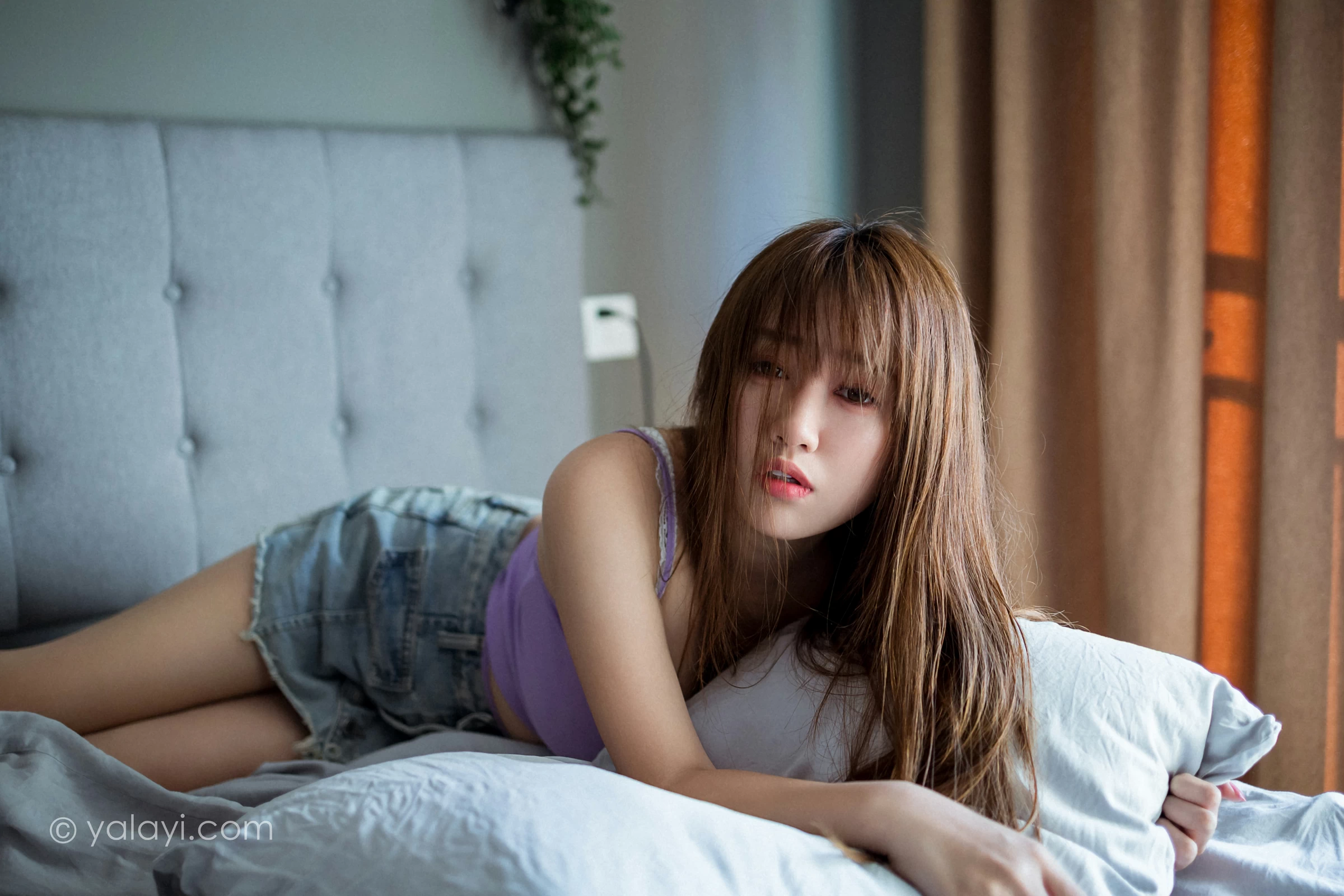 [YALAYI雅拉伊]NO.742 《失恋后》 虞艺 粉色性感小背心加牛仔短裙私房写真集第6张