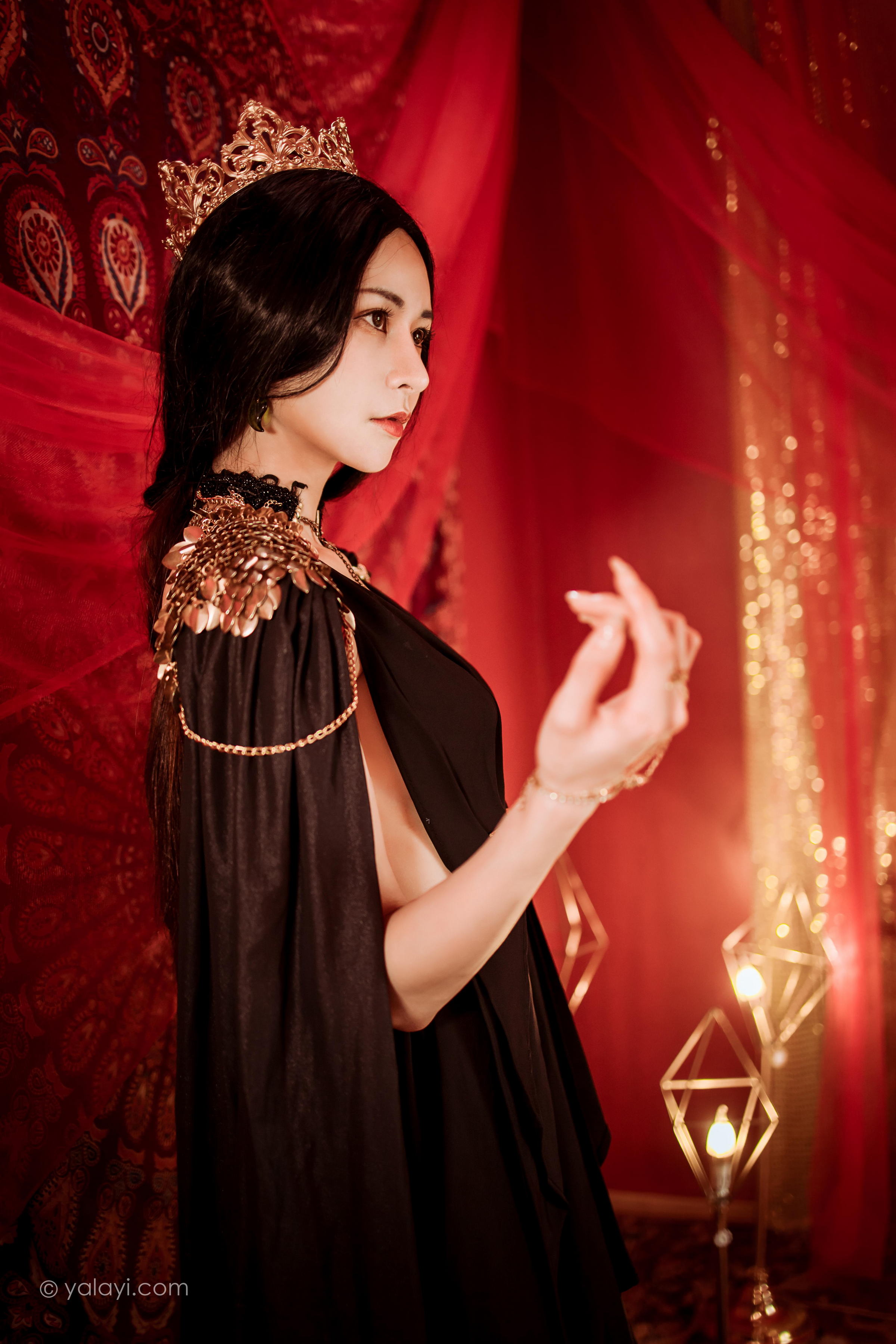 [YALAYI雅拉伊]2022.07.29 鬼刀公主 陈若冰 黑色披肩加黑色深V情趣礼服裙性感私房写真集第3张