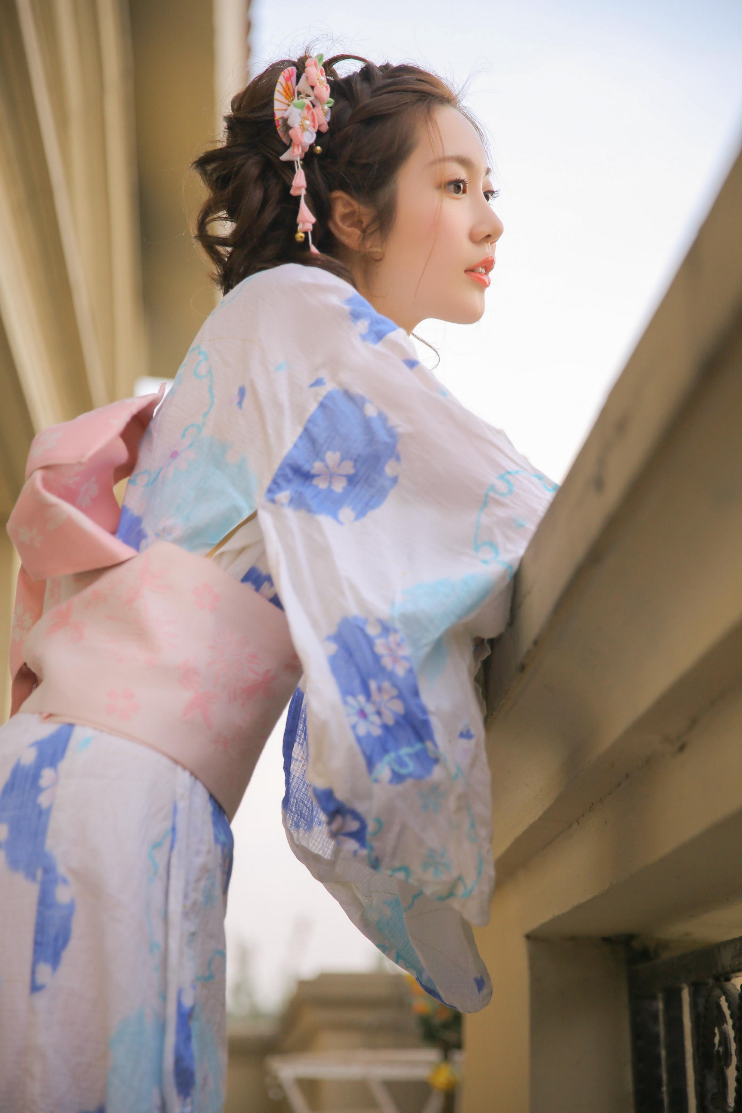 [YALAYI雅拉伊]2022.04.27 甜酷女生 粉色吊带连衣裙与白色和服清纯写真集第13张