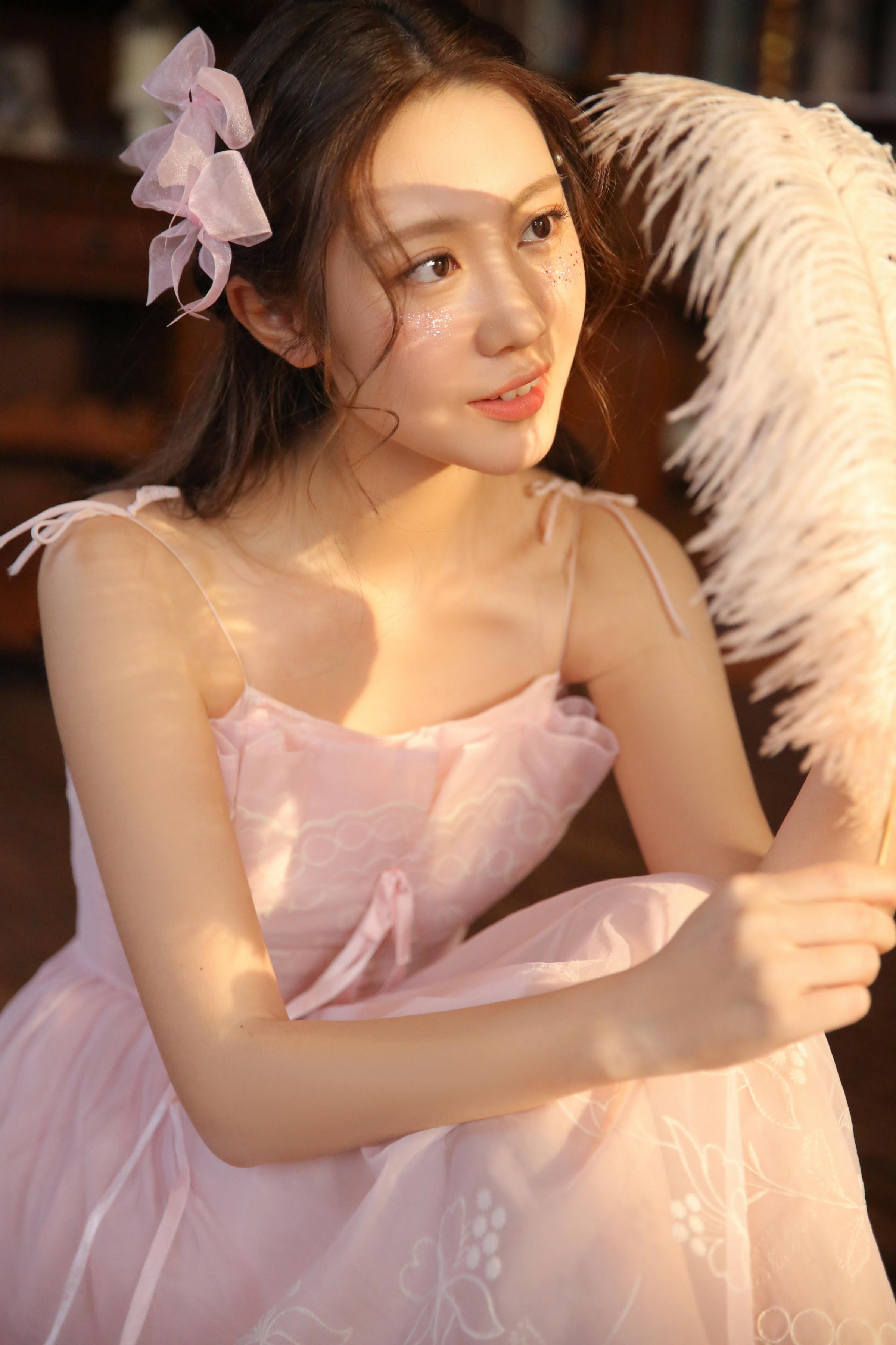 [YALAYI雅拉伊]2022.04.27 甜酷女生 粉色吊带连衣裙与白色和服清纯写真集第11张