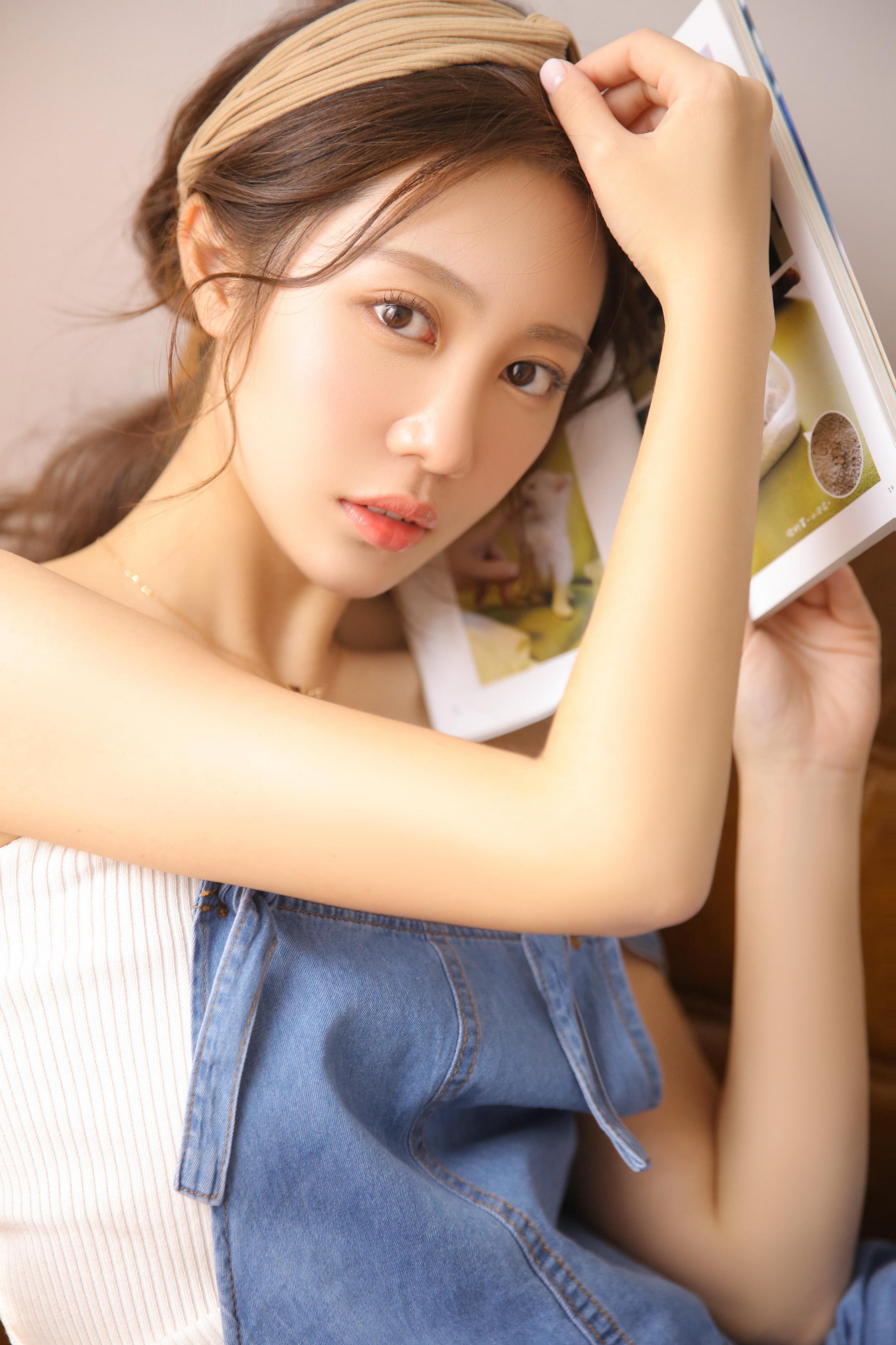 [YALAYI雅拉伊]2022.04.27 甜酷女生 粉色吊带连衣裙与白色和服清纯写真集第2张