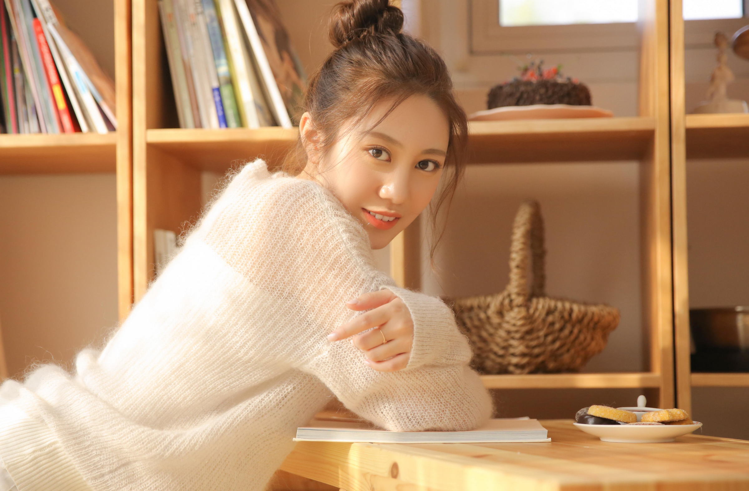 [YALAYI雅拉伊]2022.04.27 甜酷女生 粉色吊带连衣裙与白色和服清纯写真集第8张