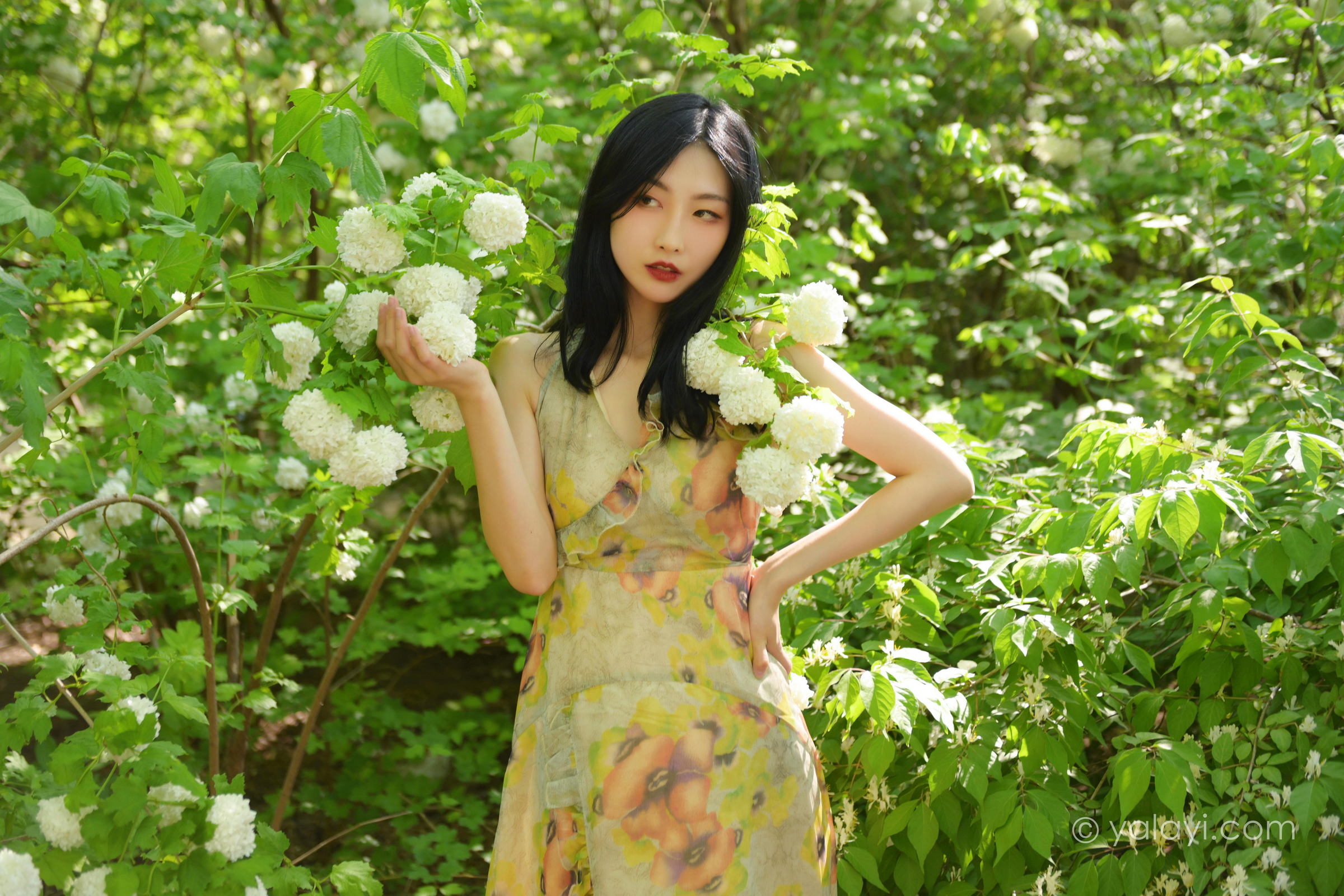 [YALAYI雅拉伊]2022.06.15 气息 佳佳 白色裸背短袖加黄色长裙清纯写真集第1张