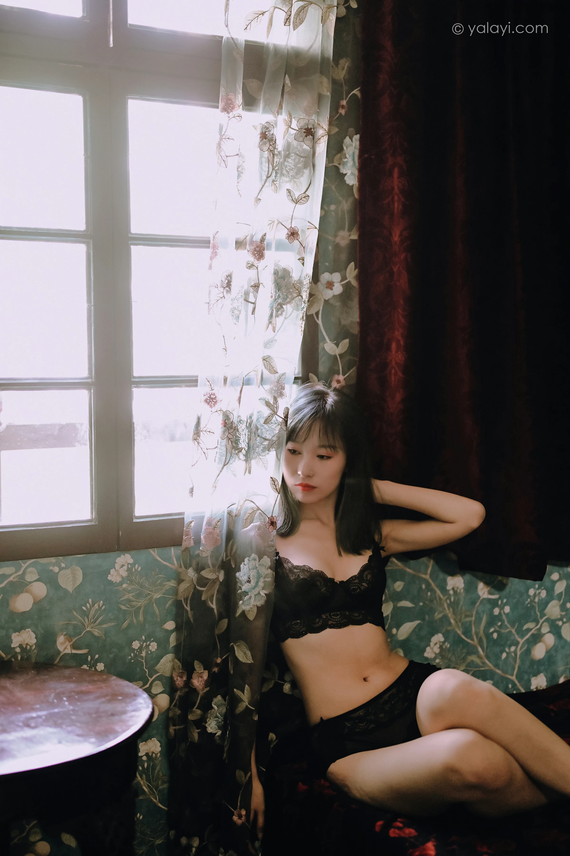 [YALAYI雅拉伊]NO.662 《窗内心语》 田也 黑色蕾丝内衣居家性感私房写真集第15张