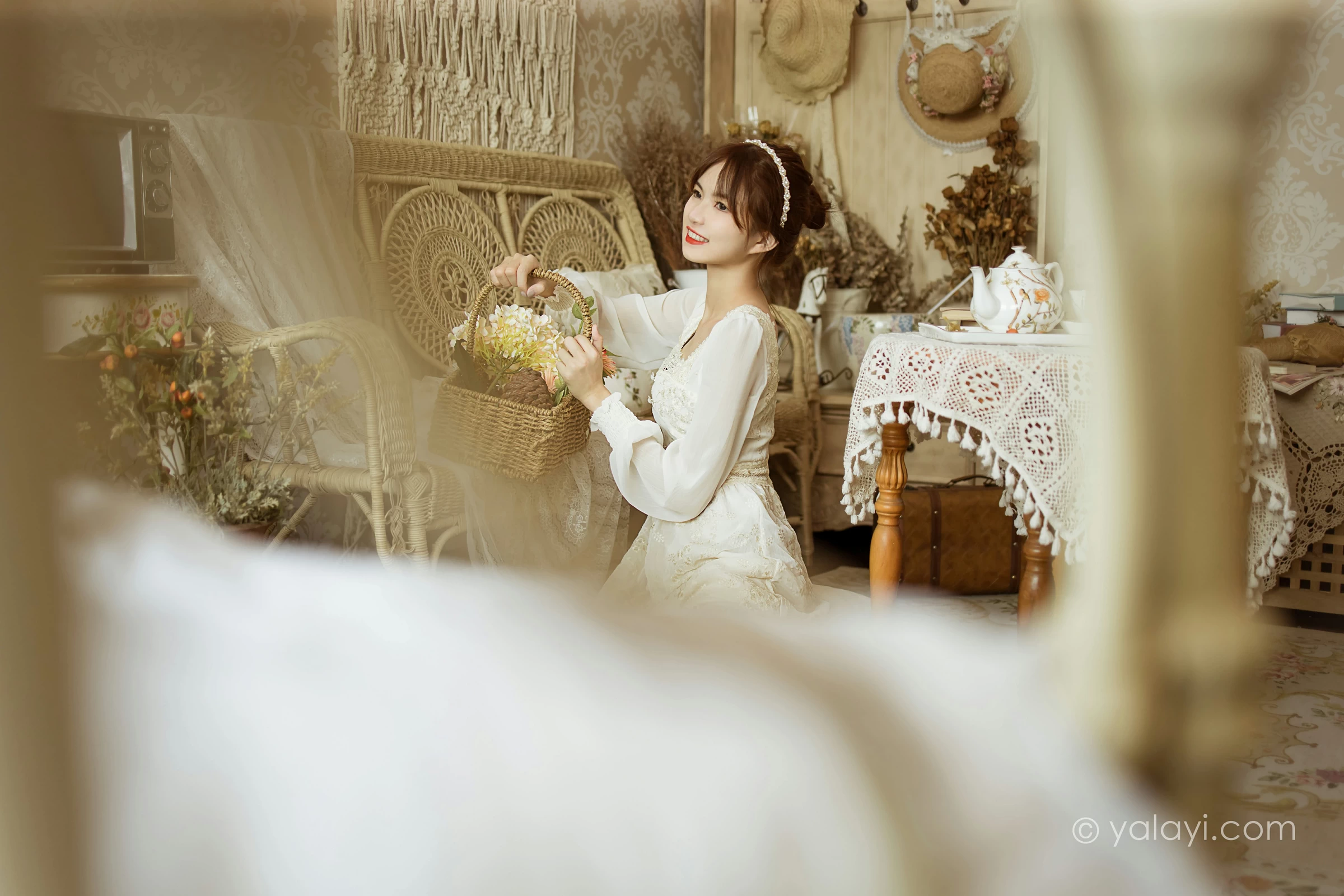 [YALAYI雅拉伊]2021.11.29 花白裙 茹莎 白色休闲蕾丝连衣裙居家性感写真集第9张