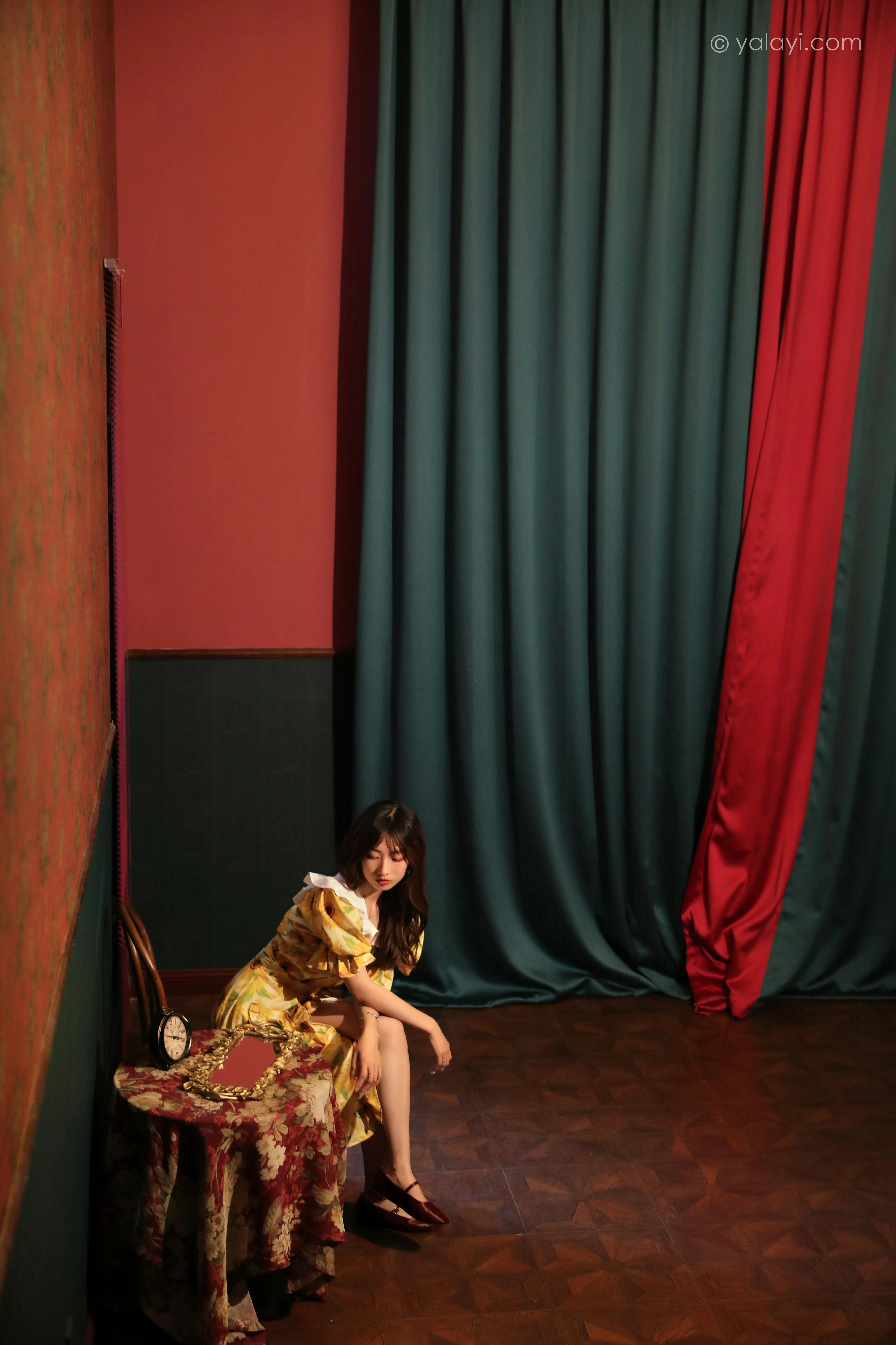 [YALAYI雅拉伊]NO.816 只剩下钢琴 佳佳 黄色连衣裙居家复古写真集第2张