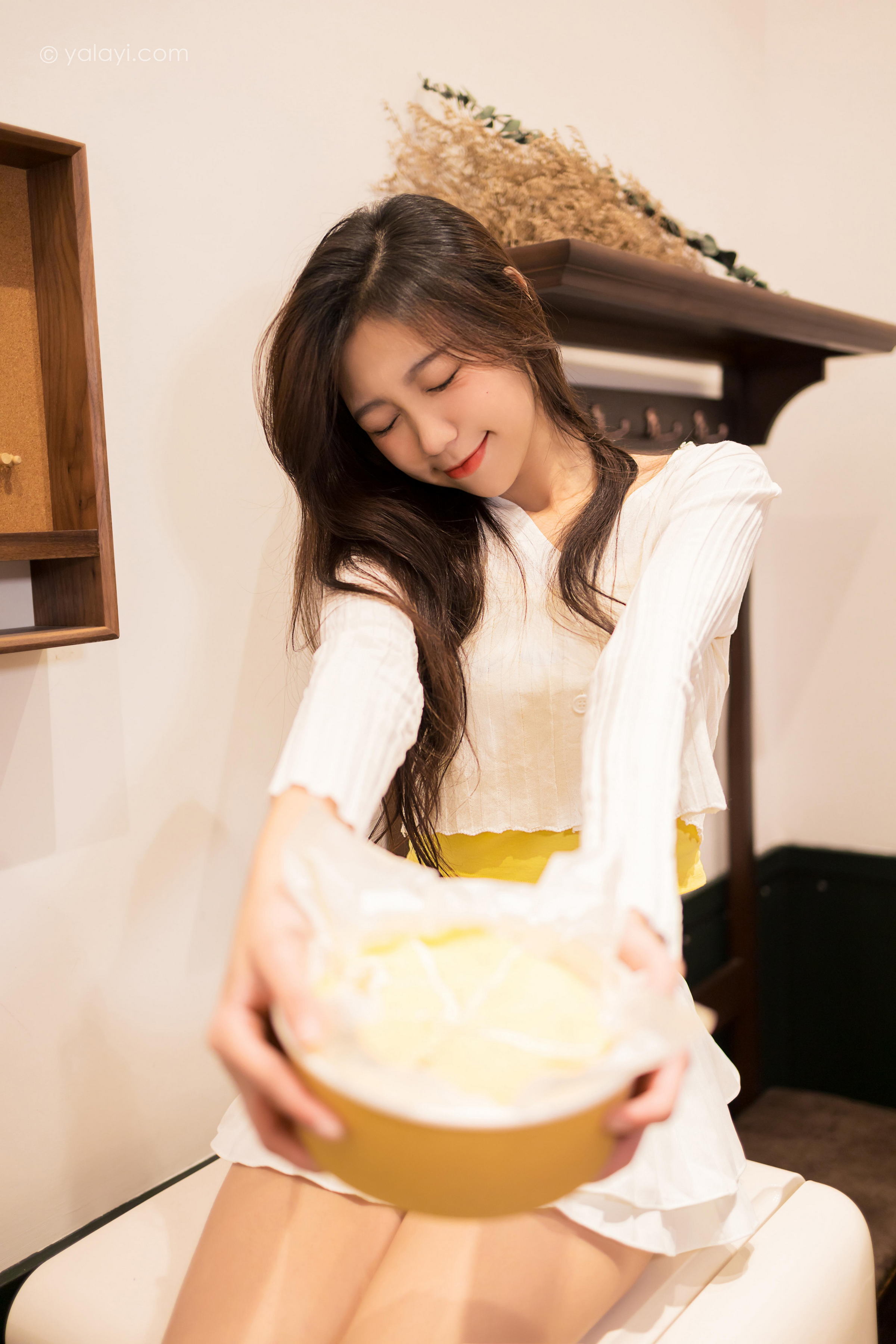 [YALAYI雅拉伊]2022.04.29 太幸运 梓瑶 白色蕾丝衬衫加白色超短裙性感写真集第11张