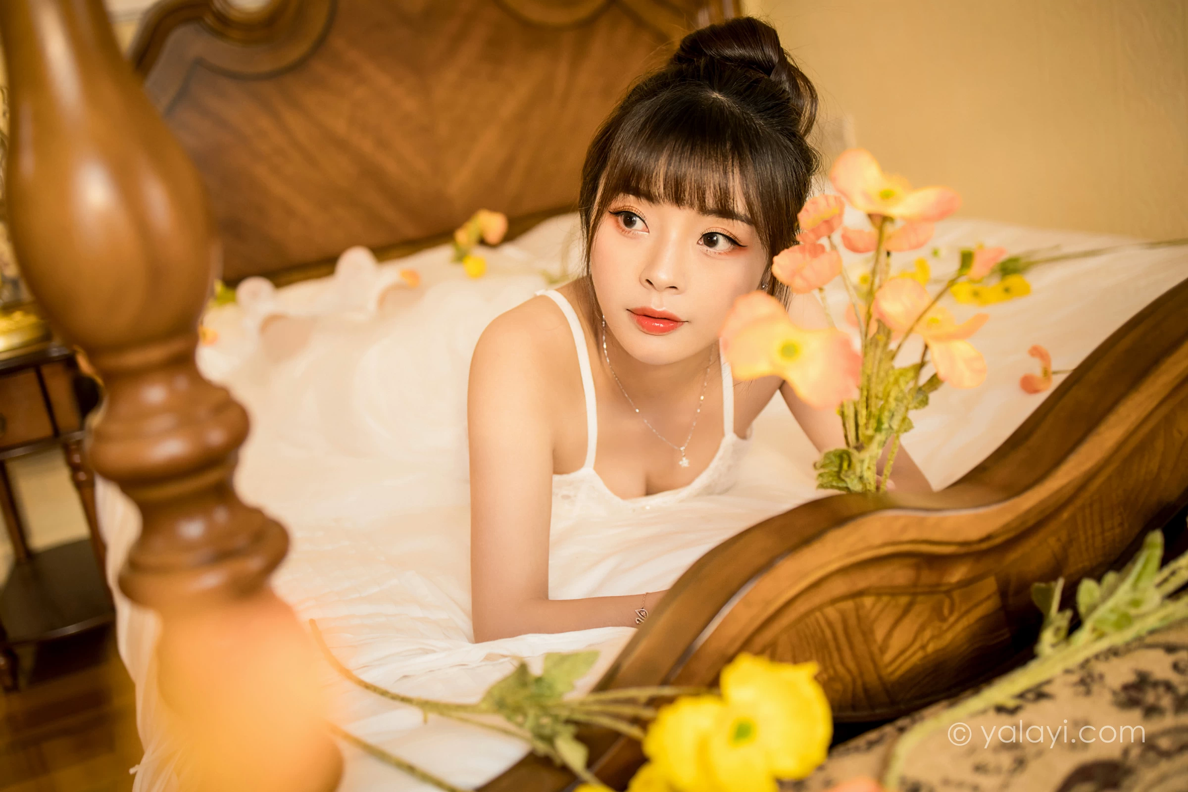 [YALAYI雅拉伊]2021.12.28 芭蕾公主 程小蝶 白色吊带镂空连衣裙与蕾丝丝袜性感写真集第8张