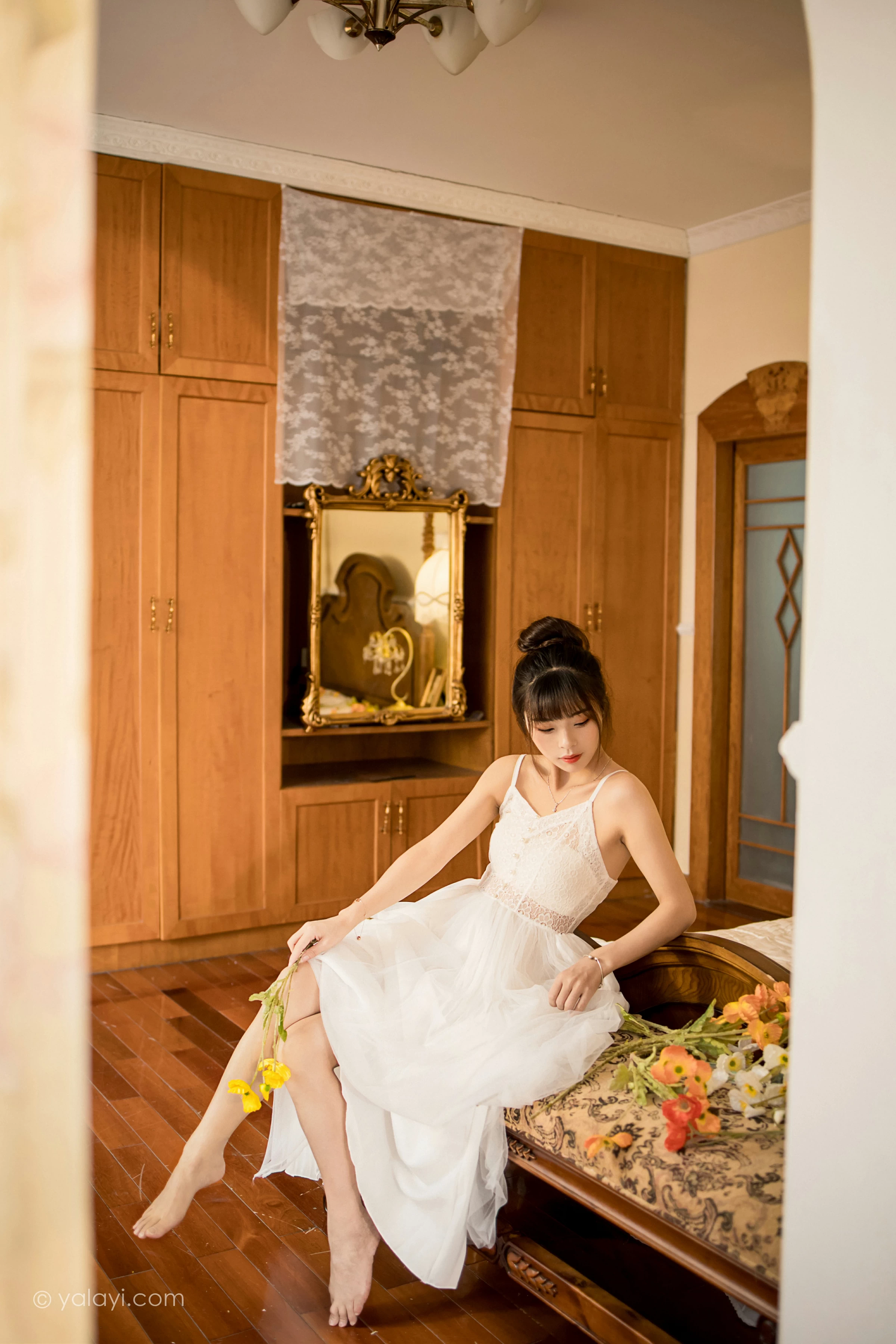 [YALAYI雅拉伊]2021.12.28 芭蕾公主 程小蝶 白色吊带镂空连衣裙与蕾丝丝袜性感写真集第11张