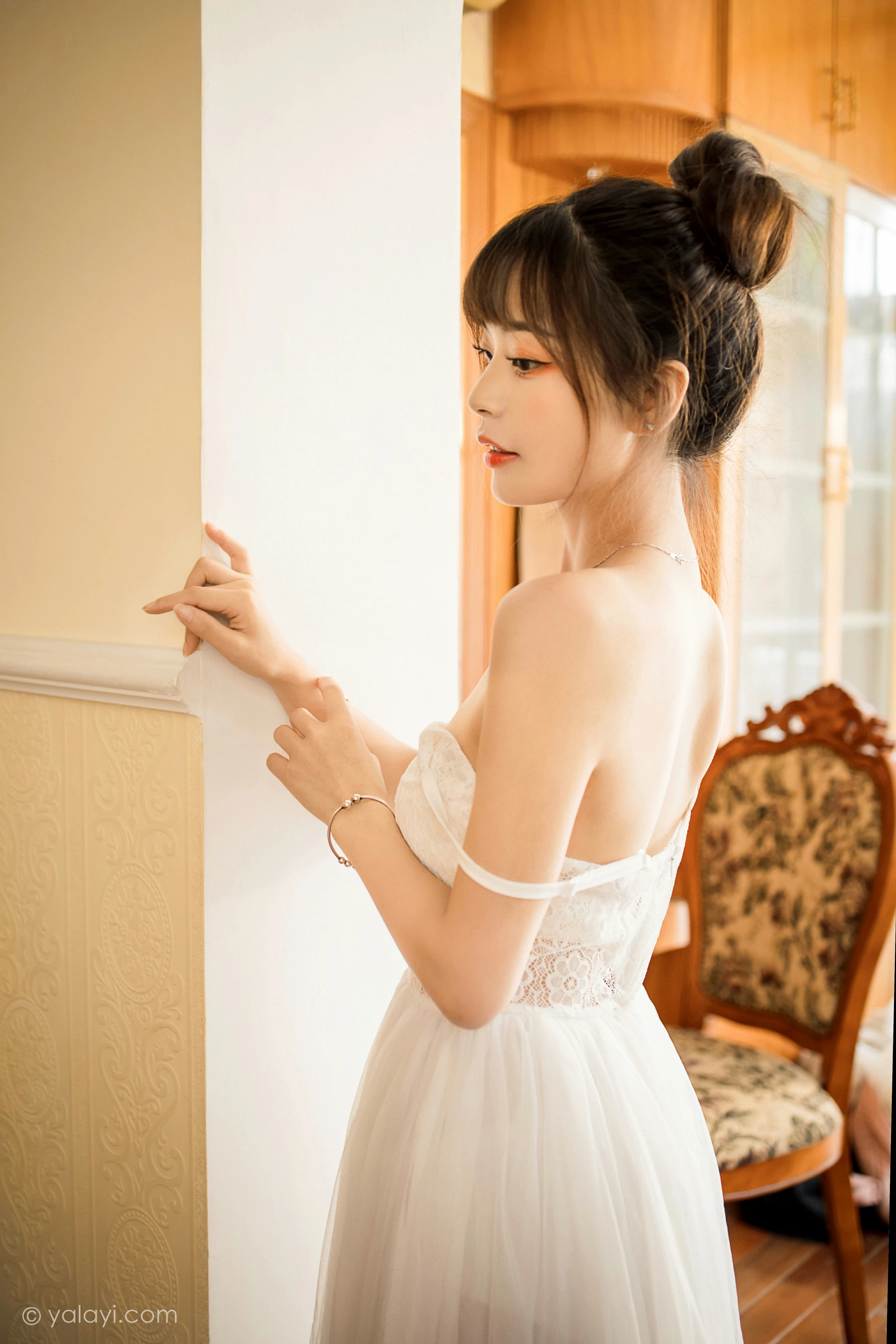 [YALAYI雅拉伊]2021.12.28 芭蕾公主 程小蝶 白色吊带镂空连衣裙与蕾丝丝袜性感写真集第14张