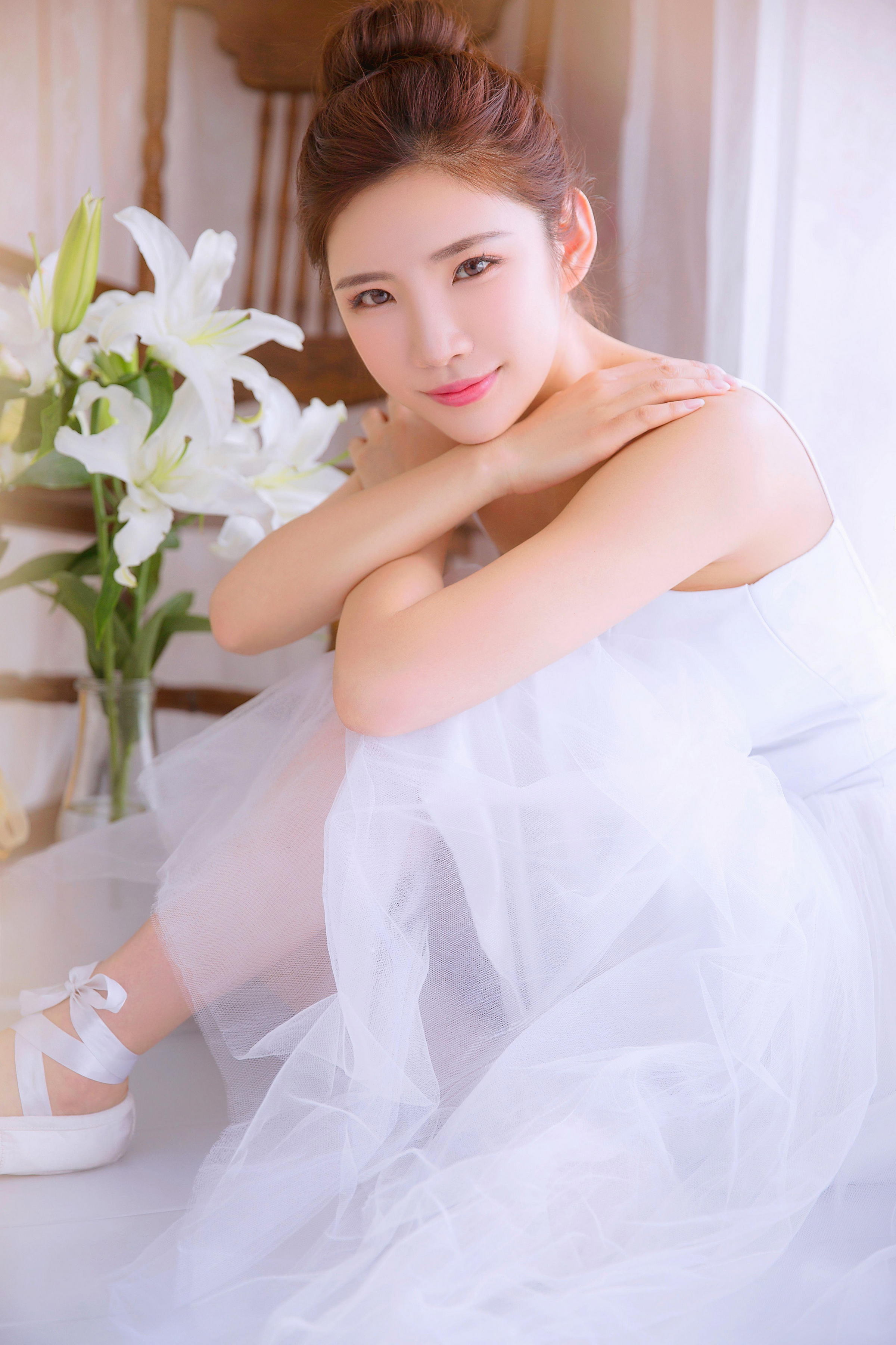 [YALAYI雅拉伊]2022.06.18 风仪玉立 丰满少妇 粉色透视睡衣与白色吊带连衣裙性感写真集第9张