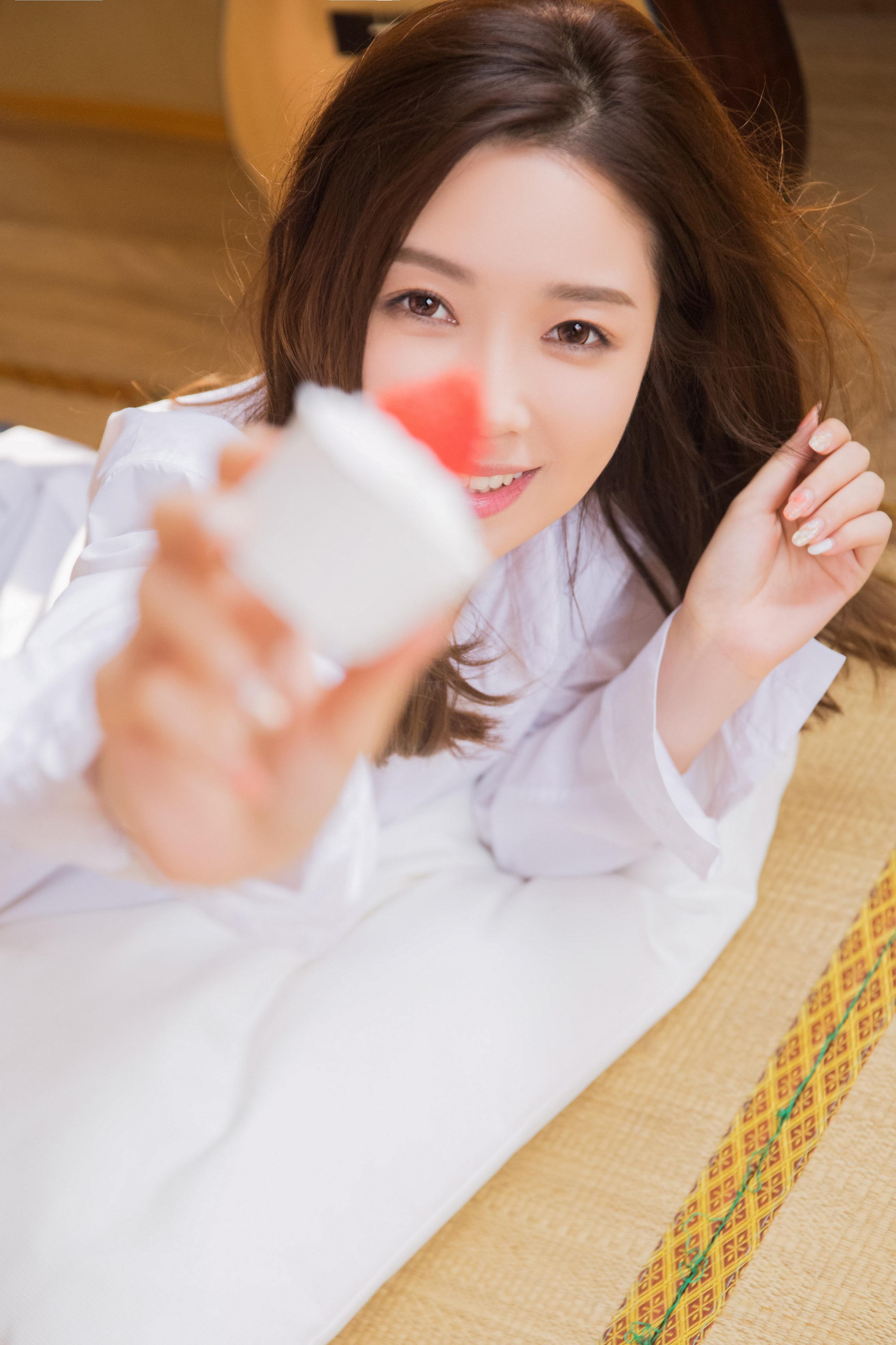 [YALAYI雅拉伊]2022.09.02 喜欢 清纯姐妹花 白色宽松衬衫与透视睡衣居家性感私房写真集第2张