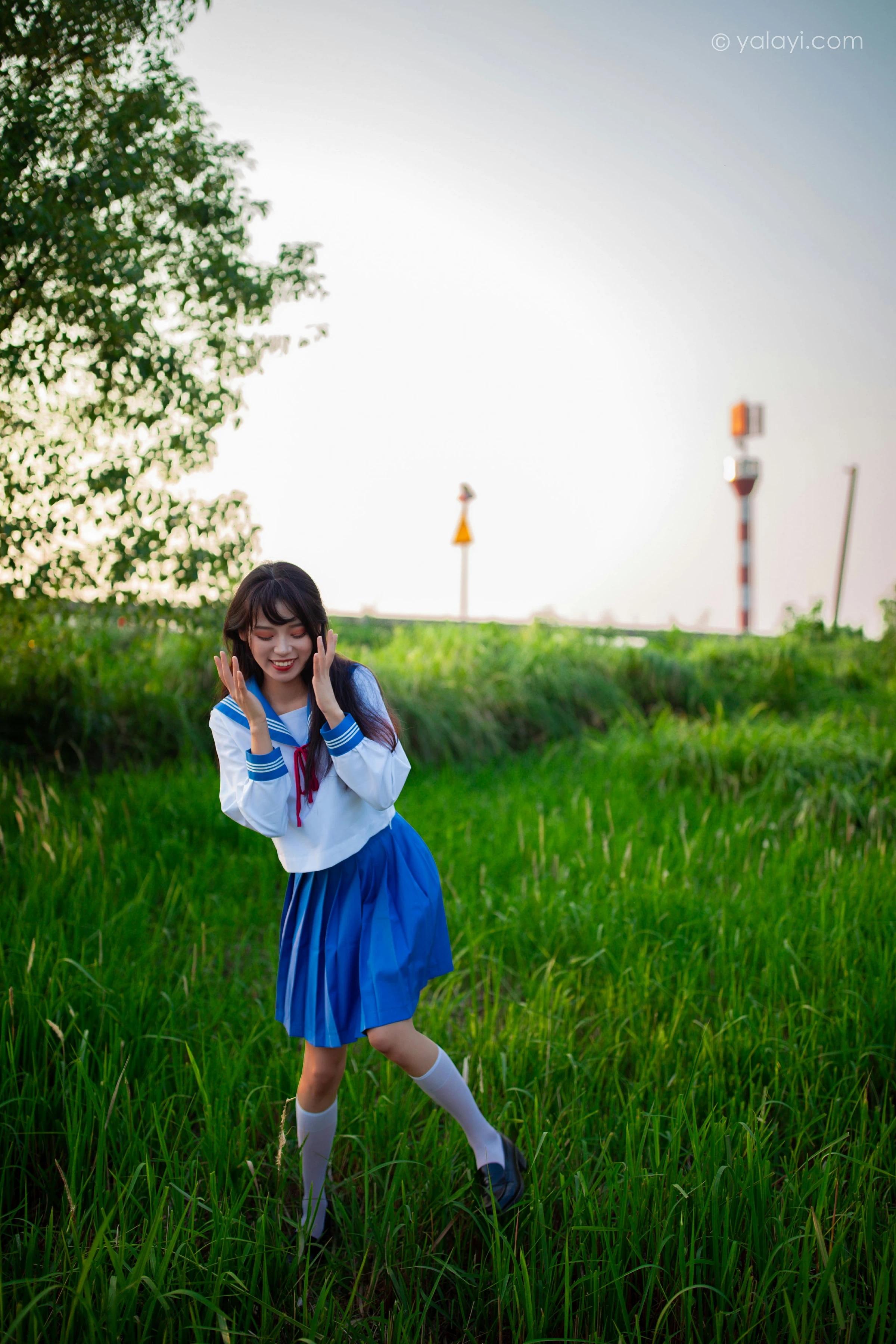 [YALAYI雅拉伊]NO.724 《秋意浓》 丽雅 JK水手制服与短裙加白色丝袜美腿私房写真集第6张