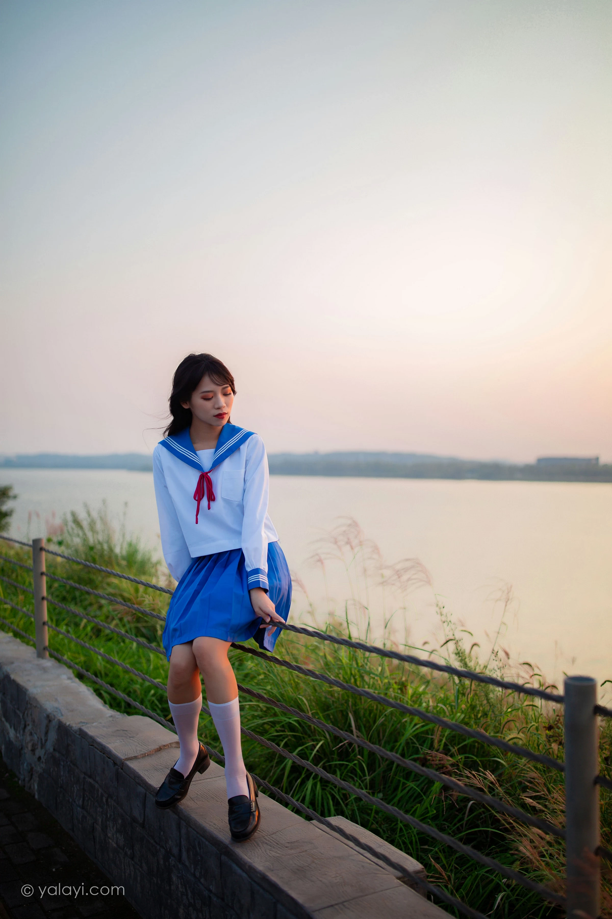 [YALAYI雅拉伊]NO.724 《秋意浓》 丽雅 JK水手制服与短裙加白色丝袜美腿私房写真集第11张
