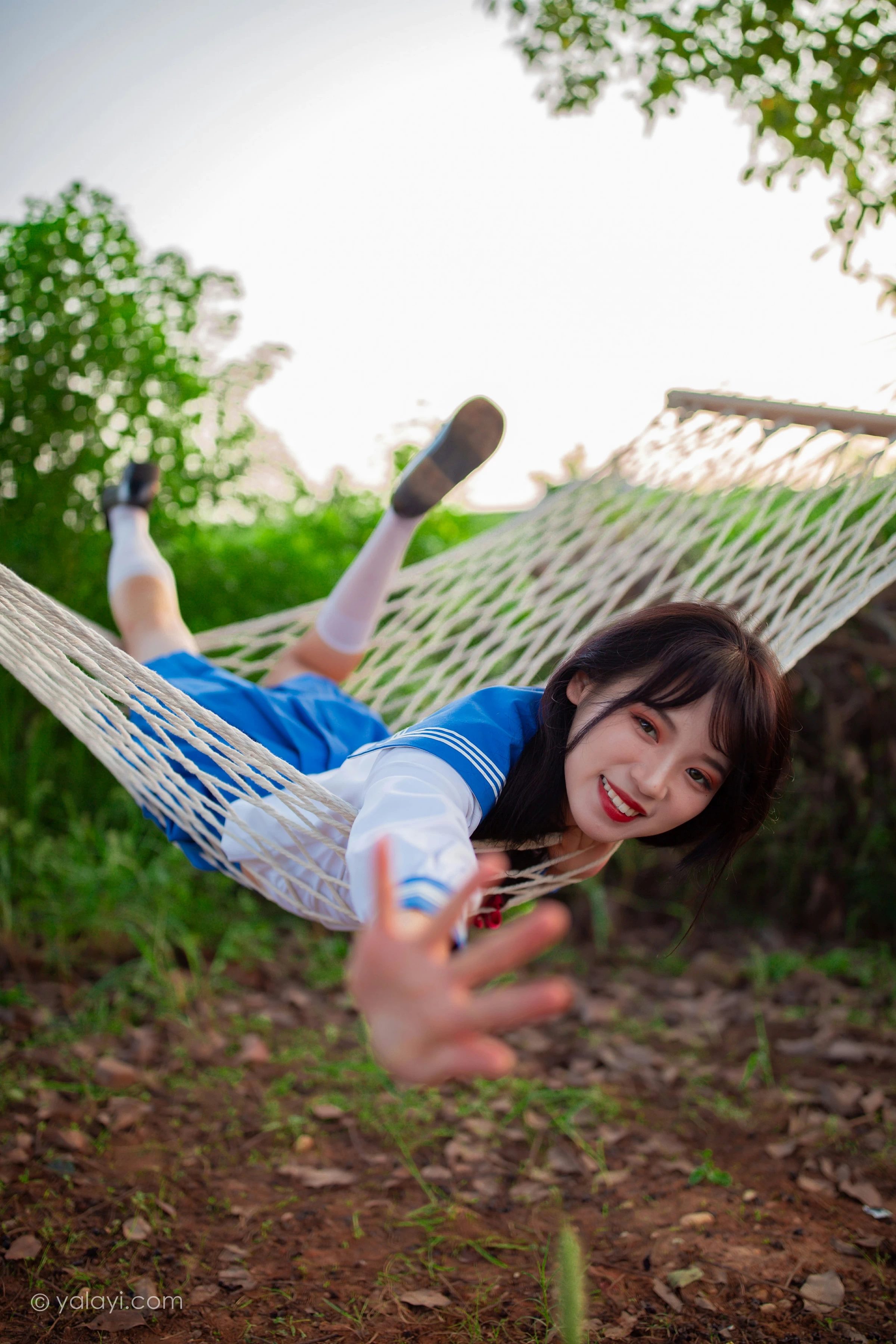 [YALAYI雅拉伊]NO.724 《秋意浓》 丽雅 JK水手制服与短裙加白色丝袜美腿私房写真集第10张