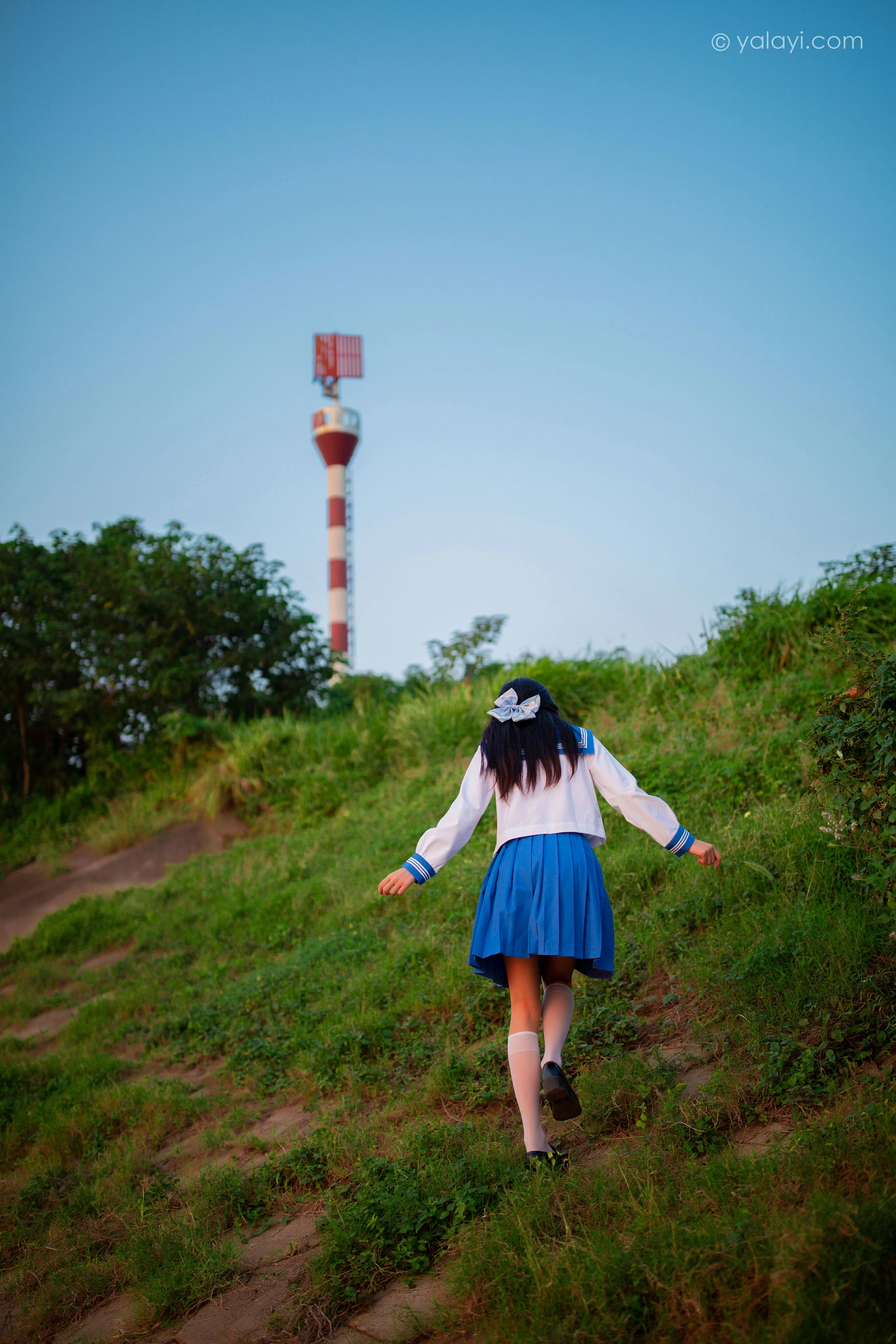 [YALAYI雅拉伊]NO.724 《秋意浓》 丽雅 JK水手制服与短裙加白色丝袜美腿私房写真集第15张