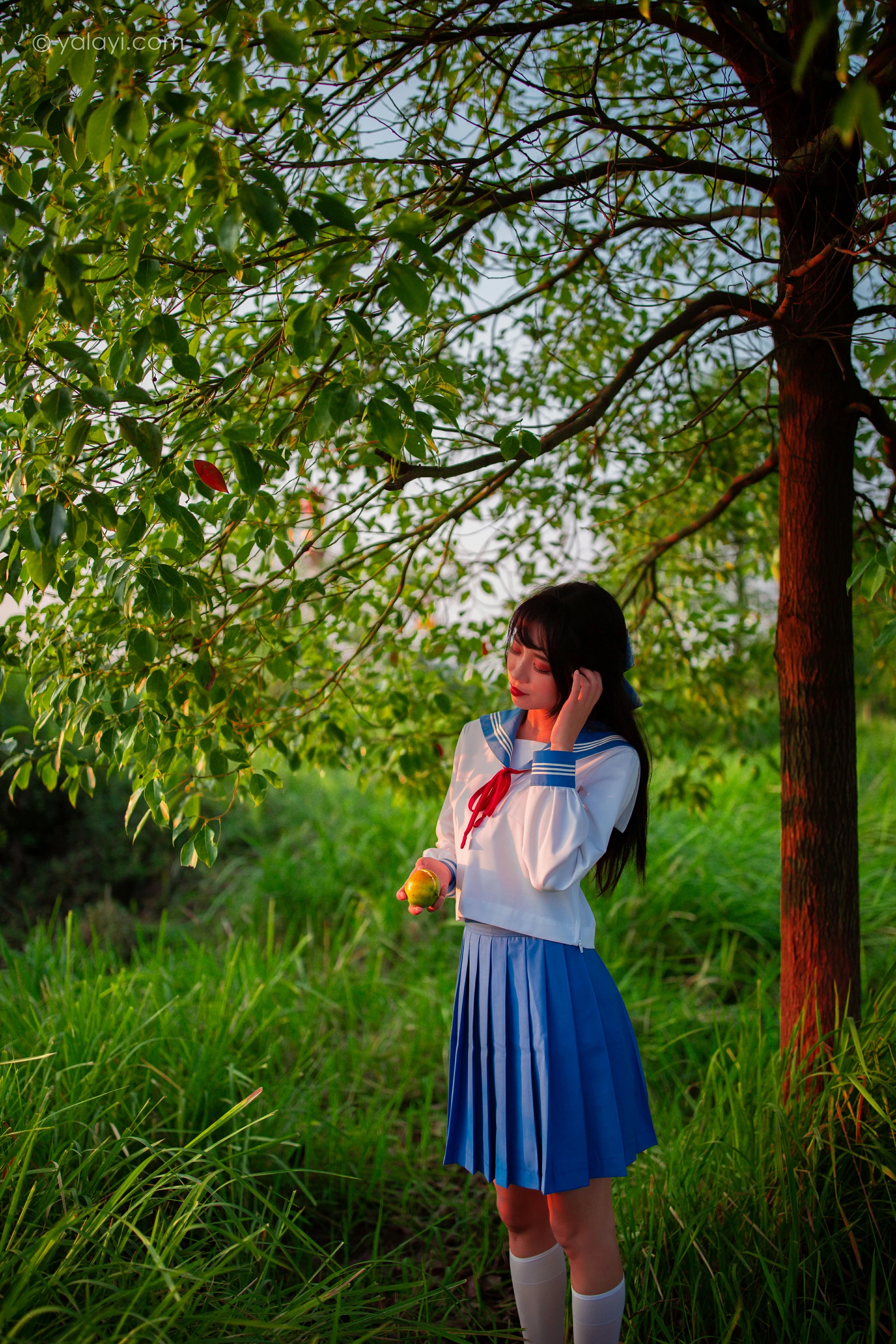 [YALAYI雅拉伊]NO.724 《秋意浓》 丽雅 JK水手制服与短裙加白色丝袜美腿私房写真集第4张