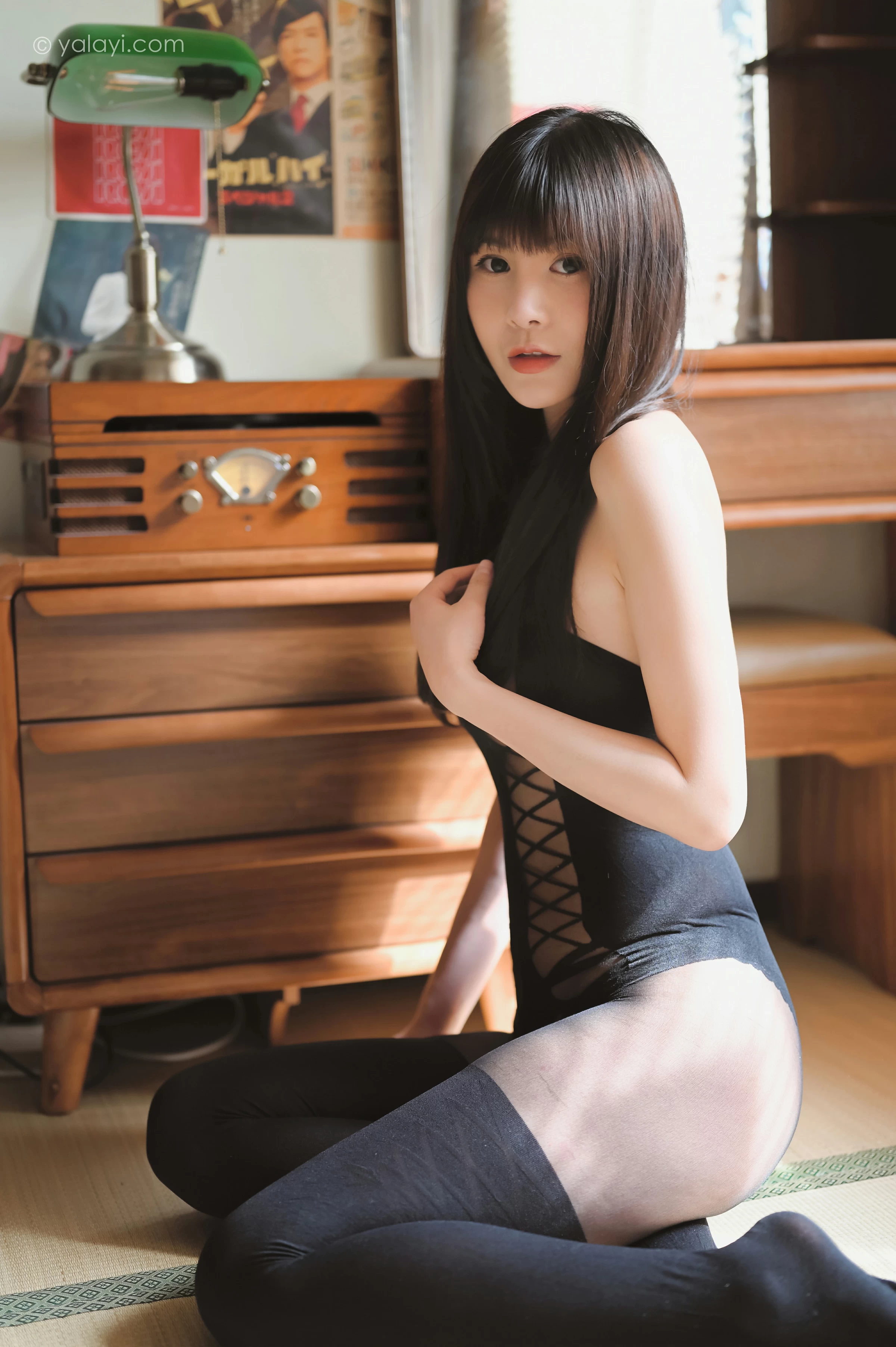 [YALAYI雅拉伊]2021.12.02 回眸一笑 斯雯 黑色紧身透视连体内衣加黑丝美腿性感私房写真集第1张