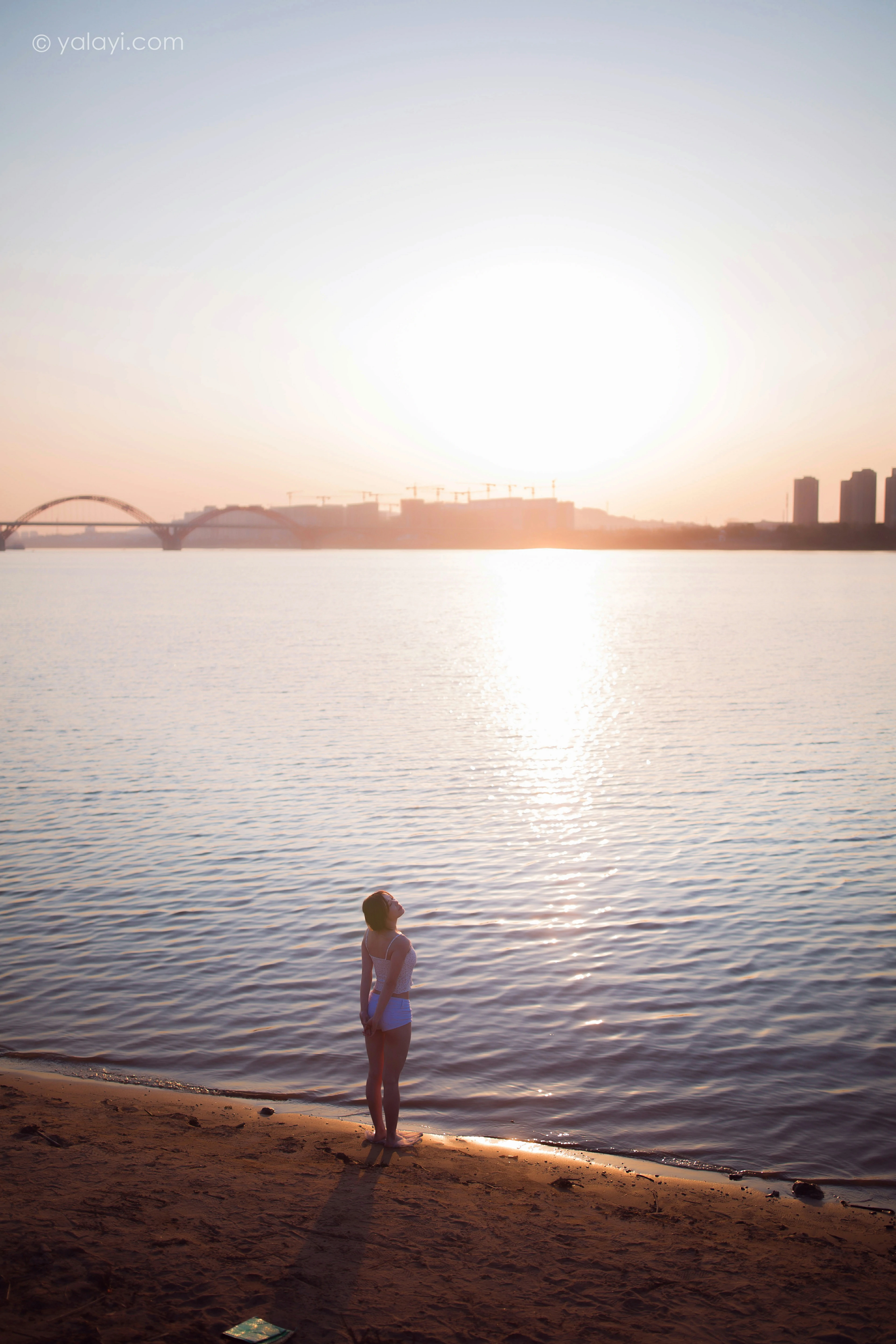 [YALAYI雅拉伊]NO.845 跋山涉水 香草 白色小背心加牛仔热裤性感写真集第11张