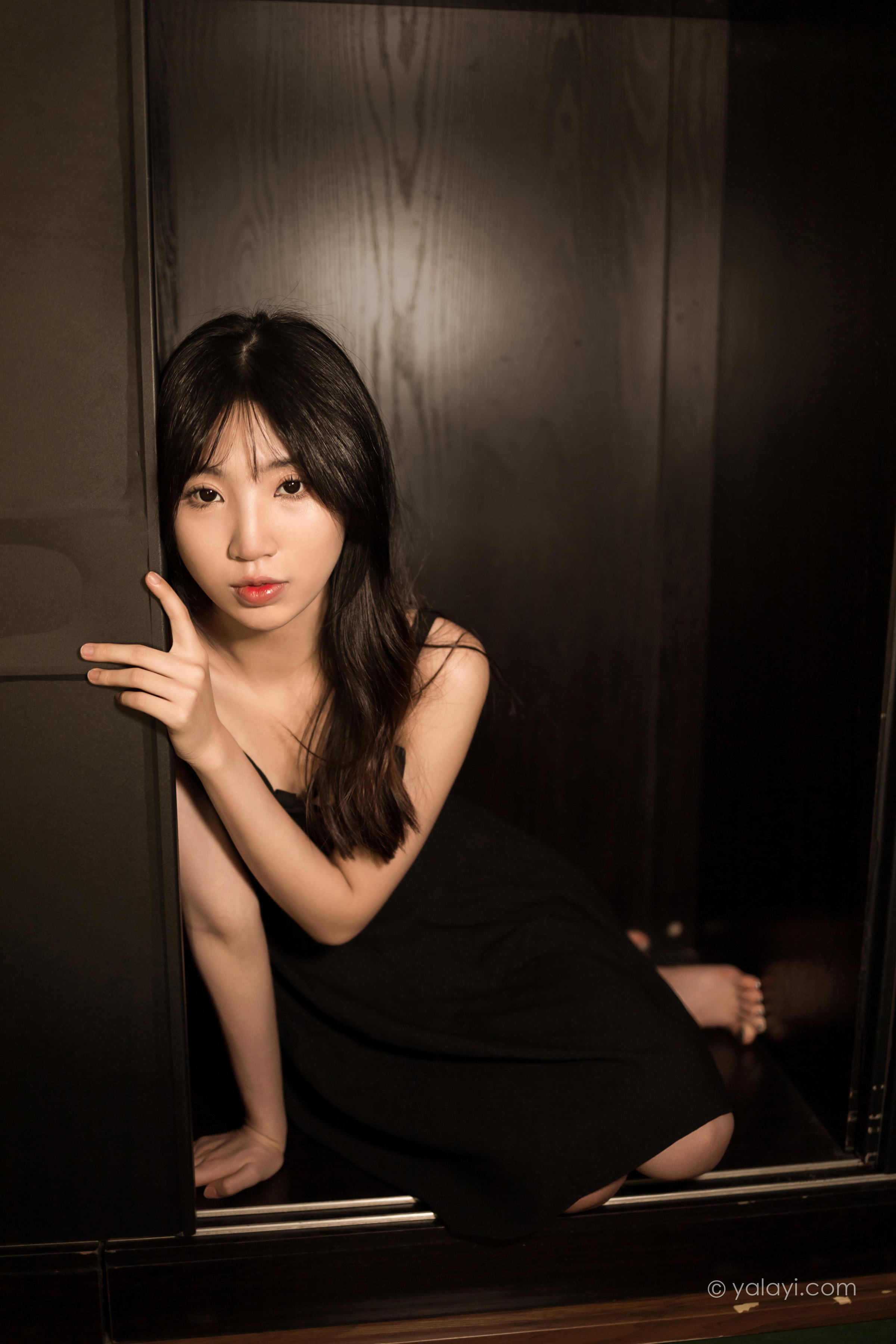 [YALAYI雅拉伊]2022.08.08 看着我的眼睛 小乔 黑色吊带祼背连衣裙性感写真集第3张