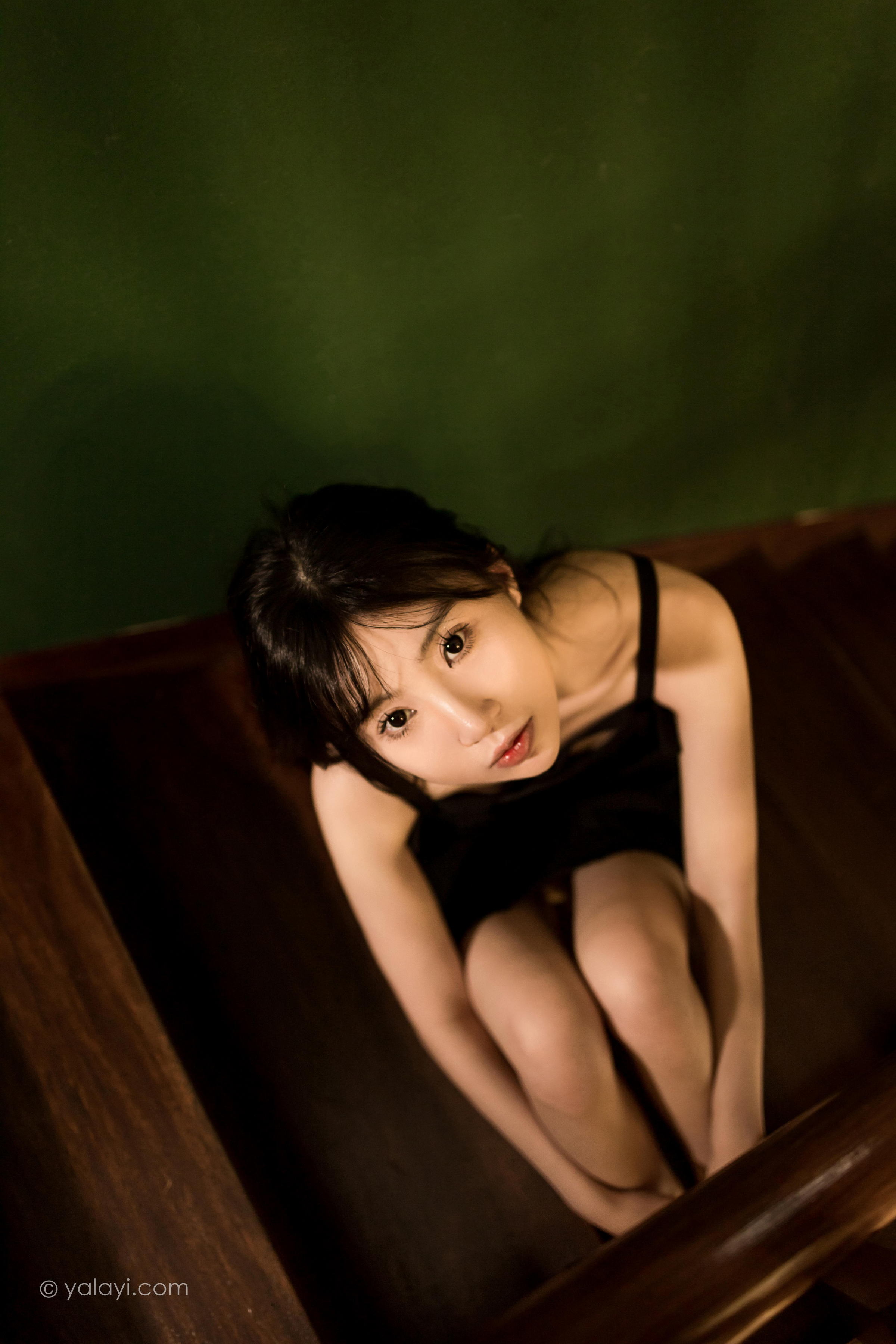 [YALAYI雅拉伊]2022.08.08 看着我的眼睛 小乔 黑色吊带祼背连衣裙性感写真集第11张