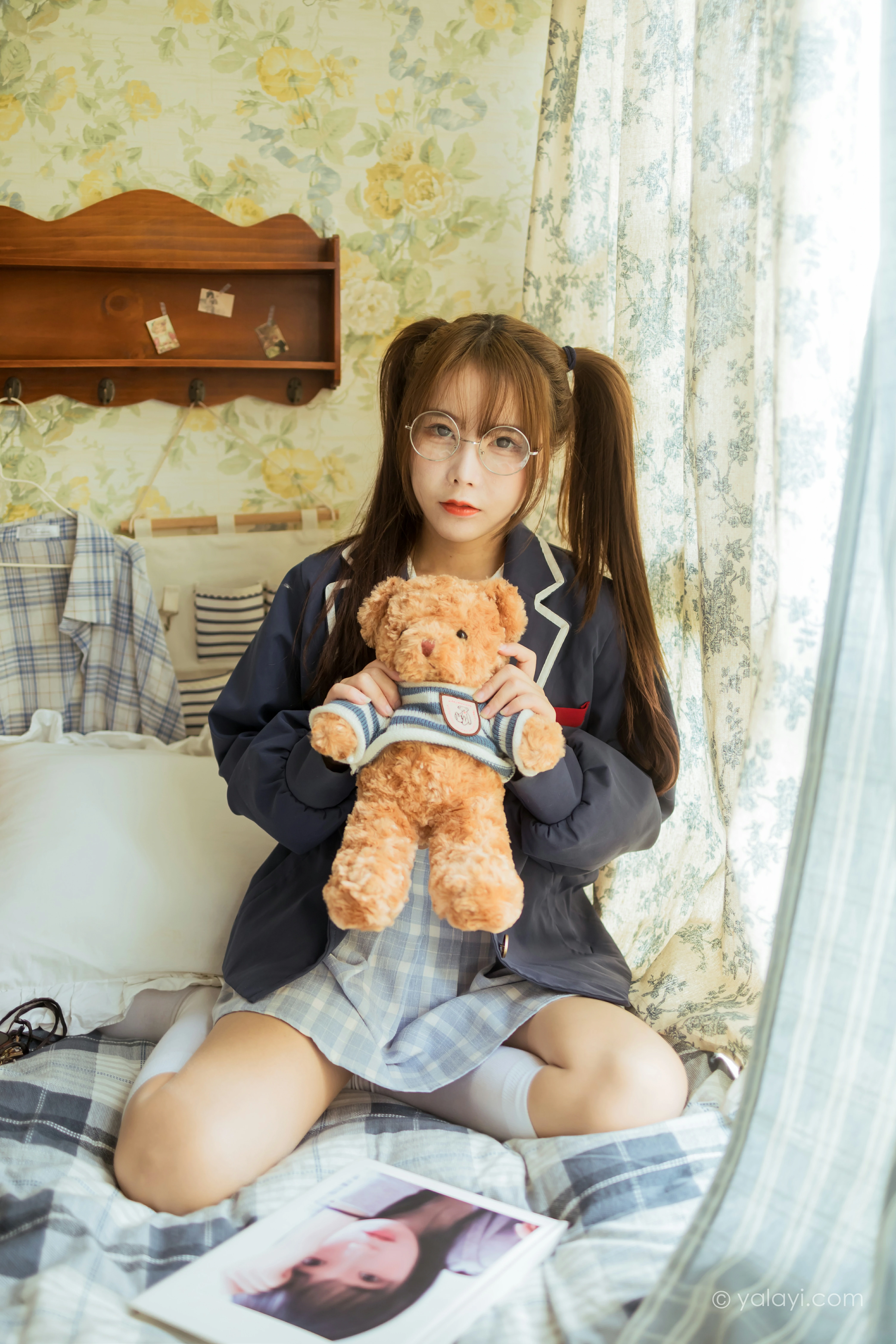 [YALAYI雅拉伊]NO.817 最爱的JK制服 钰慧 灰色外套与格子短裙加丝袜美腿私房写真集第5张