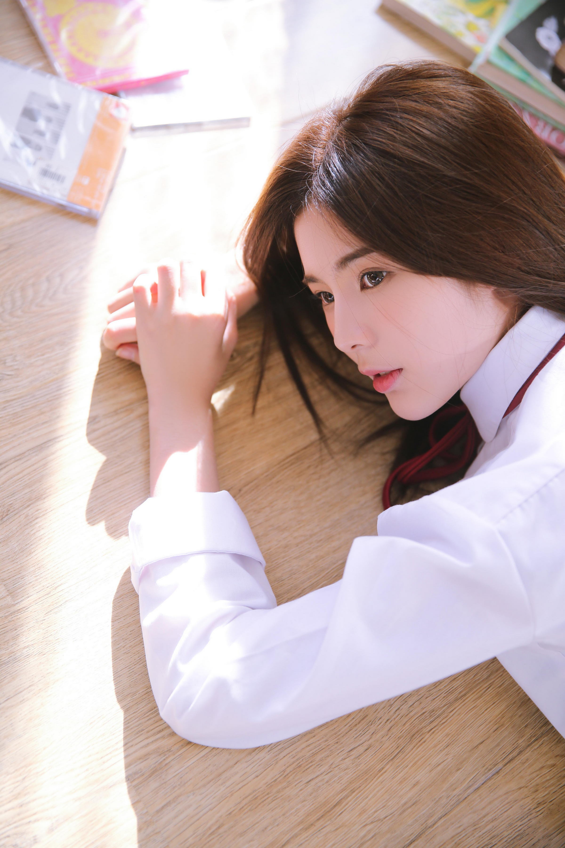 [YALAYI雅拉伊]2022.05.09 小饼干 白嫩少女 蓝色JK制服与橙色吊带连衣裙性感写真集第3张