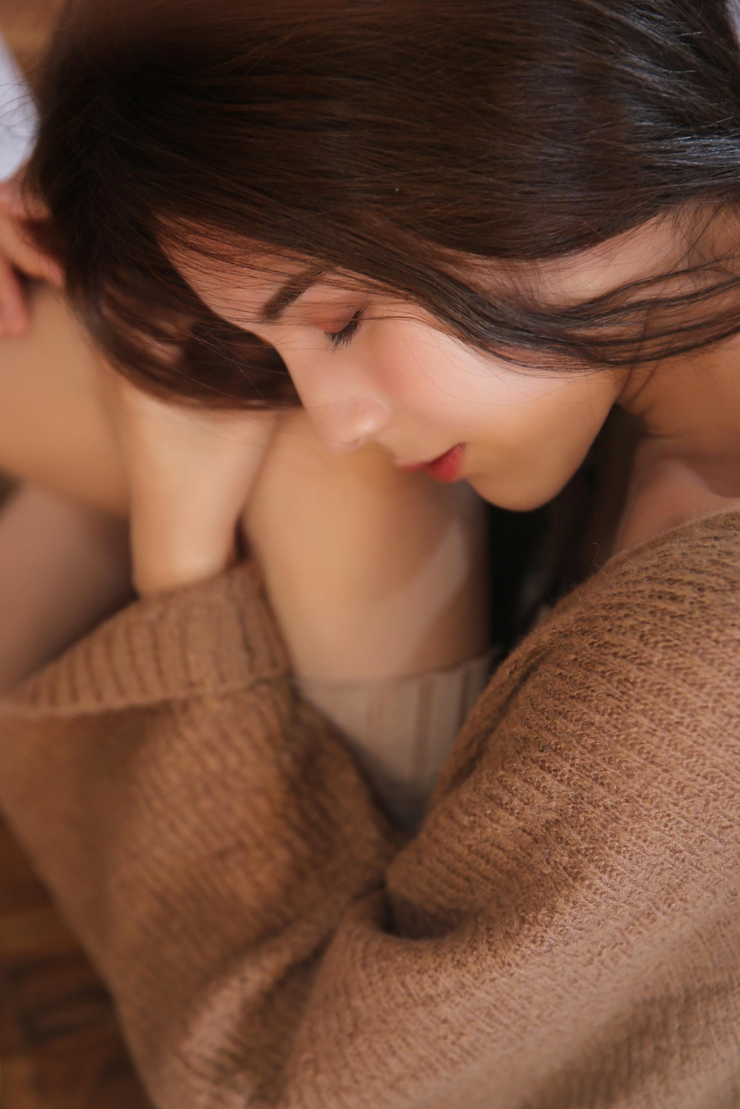 [YALAYI雅拉伊]2022.05.09 小饼干 白嫩少女 蓝色JK制服与橙色吊带连衣裙性感写真集第8张