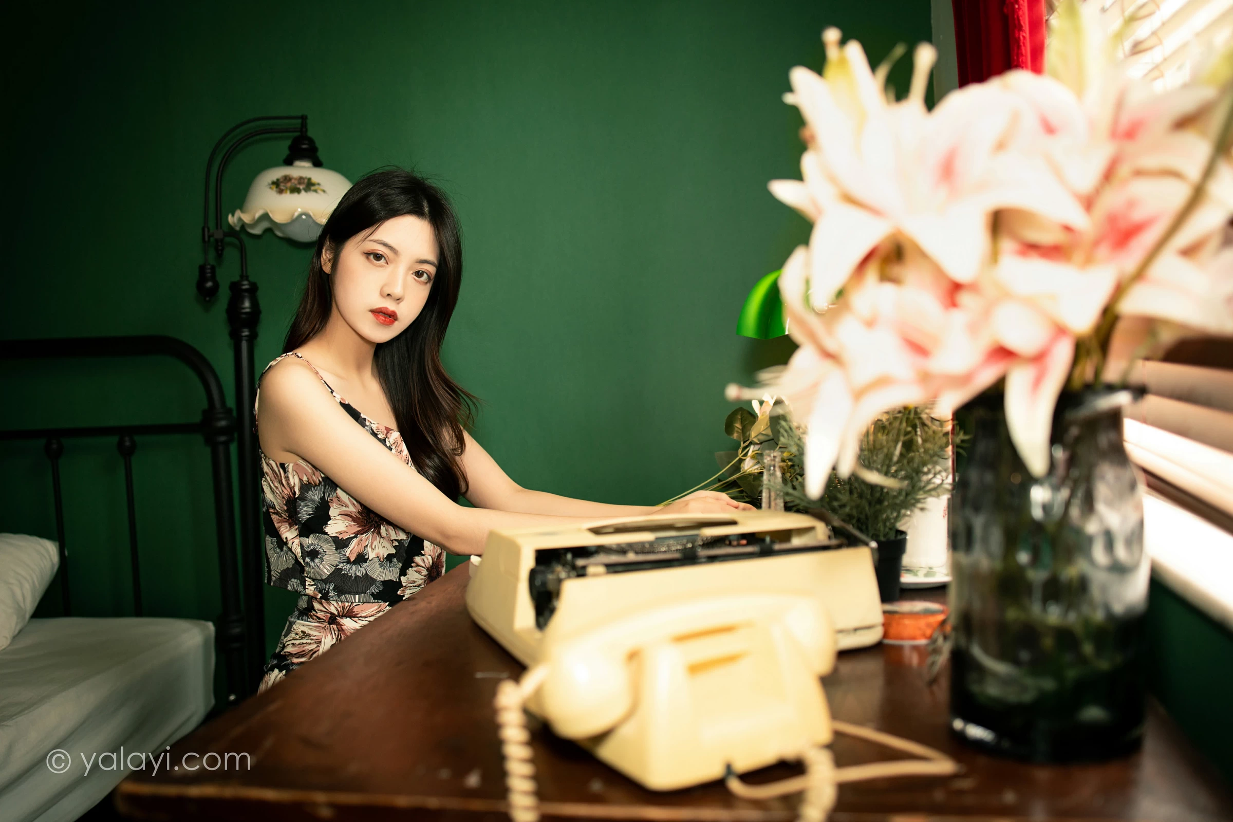 [YALAYI雅拉伊]2021.12.03 老房子 梓文 黑色碎花吊带连衣裙居家私房写真集第10张