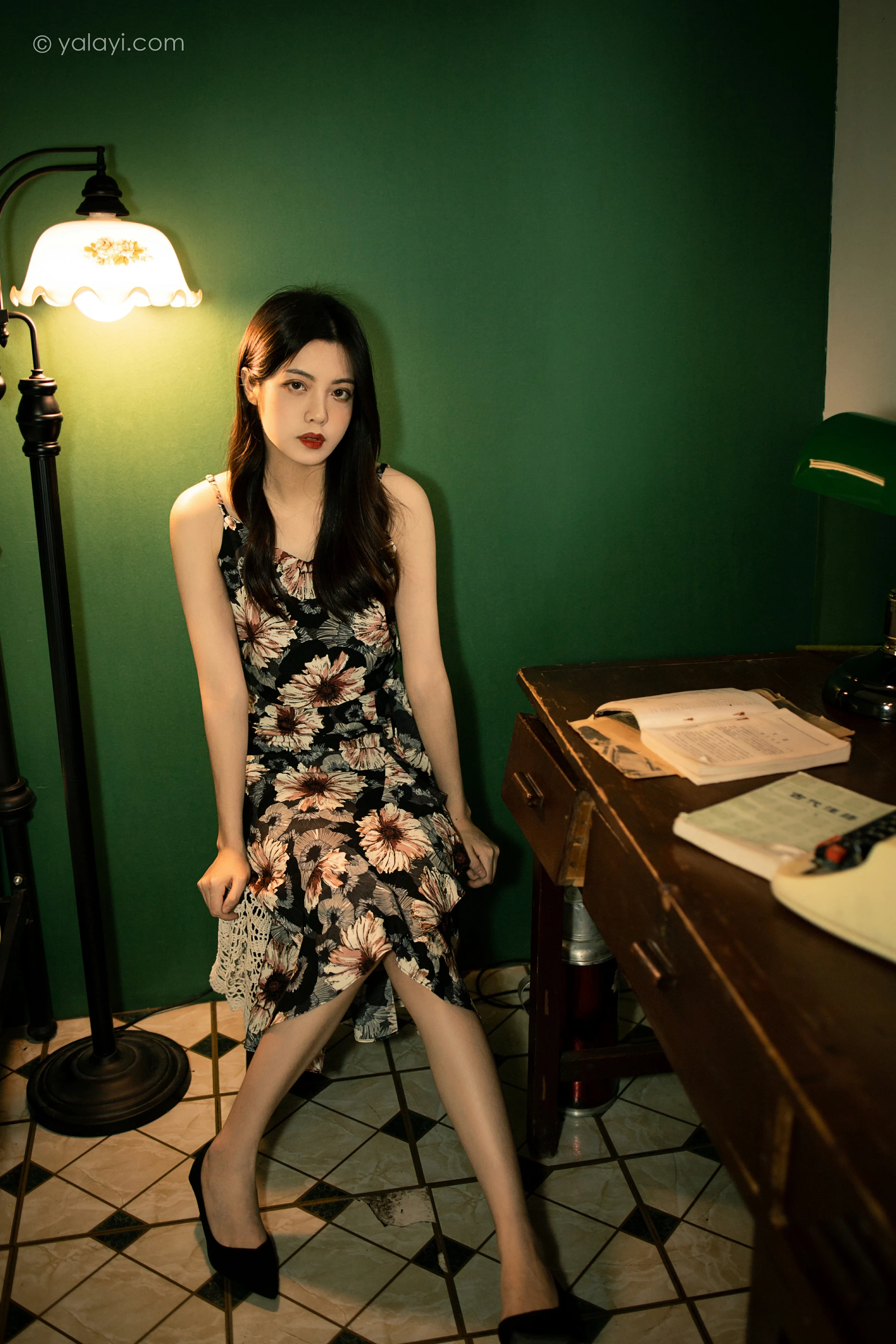 [YALAYI雅拉伊]2021.12.03 老房子 梓文 黑色碎花吊带连衣裙居家私房写真集第11张