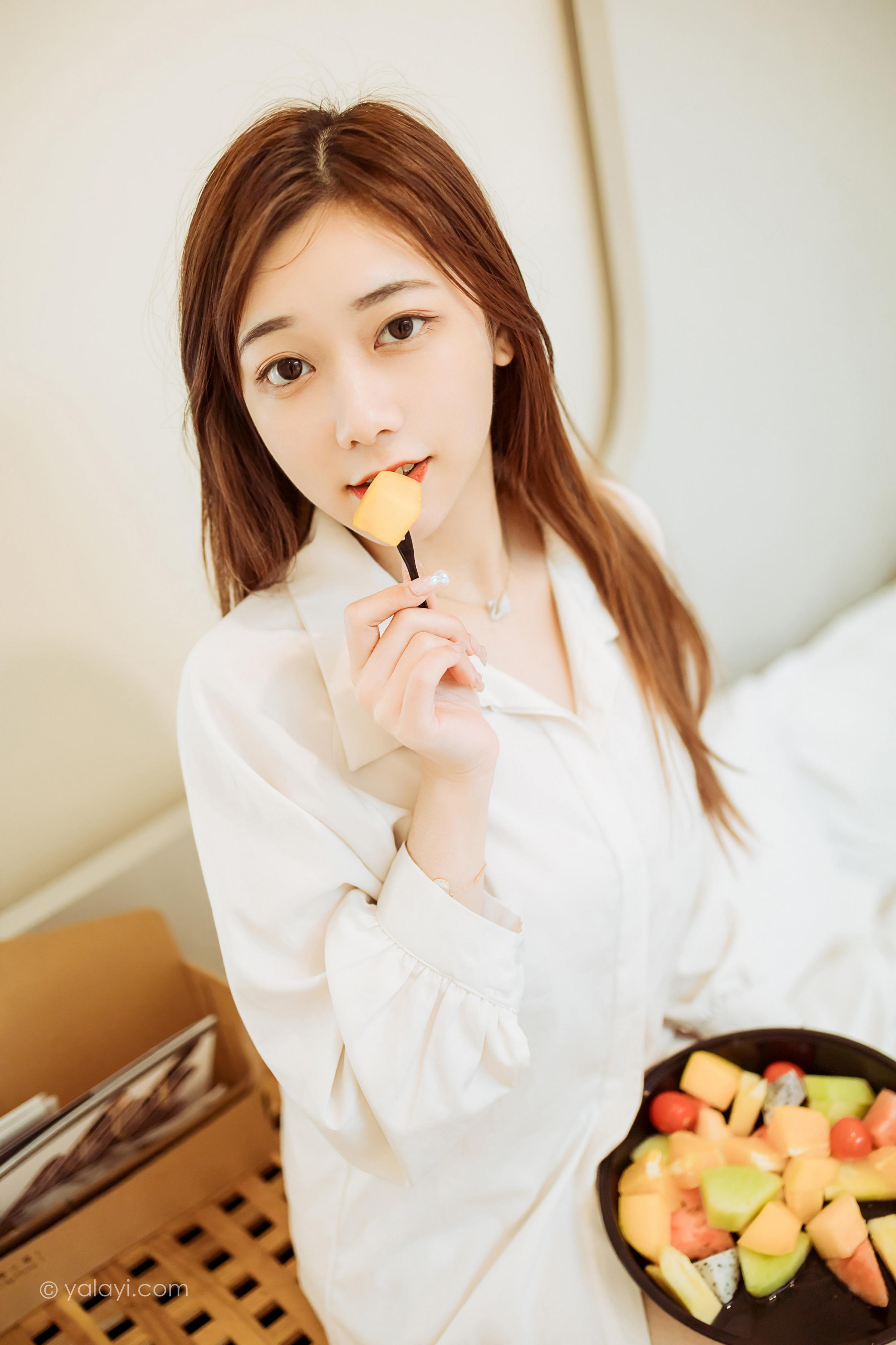 [YALAYI雅拉伊]2022.04.15 珍惜每一天 夜夜 白色男友式衬衫居家性感私房写真集第9张