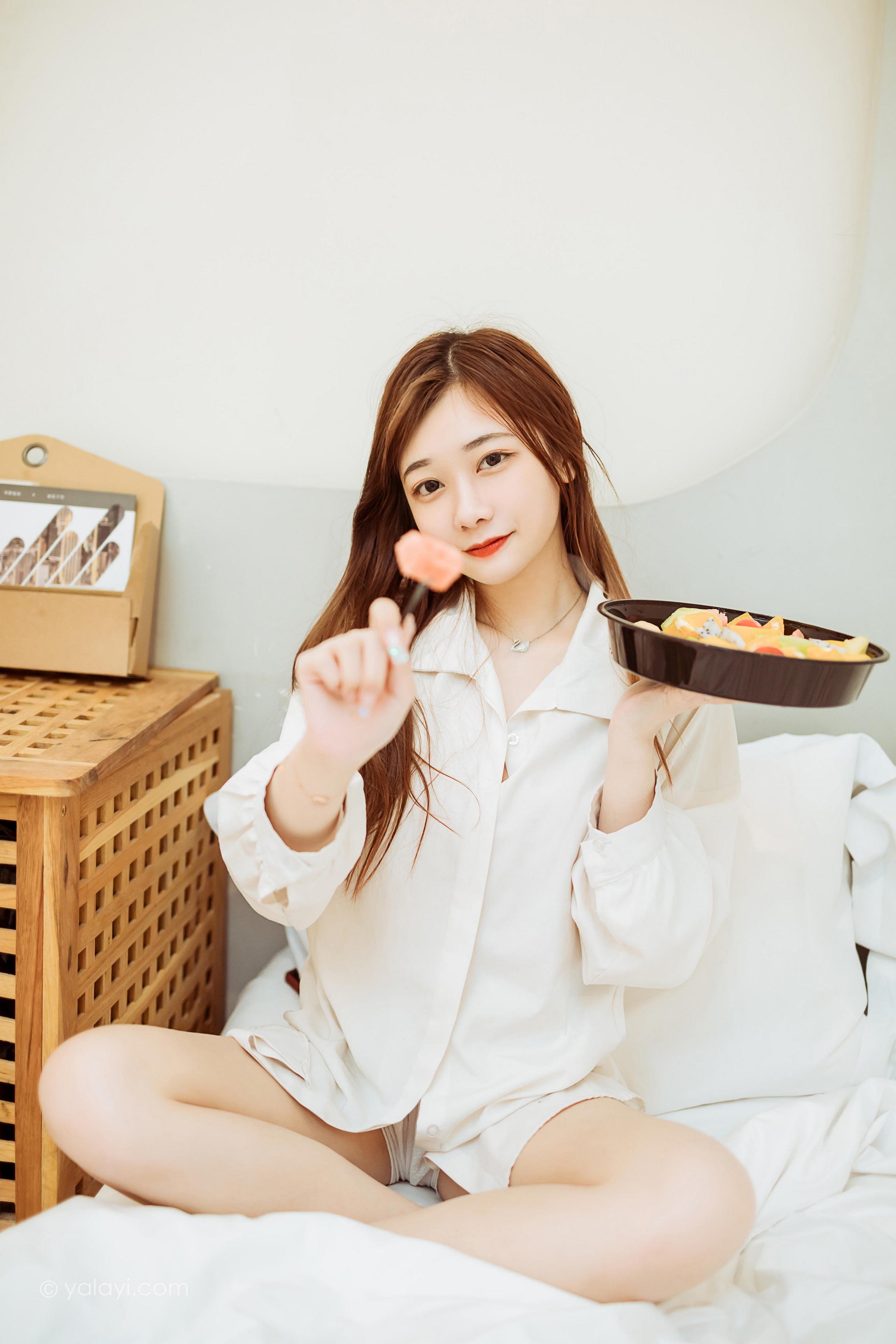 [YALAYI雅拉伊]2022.04.15 珍惜每一天 夜夜 白色男友式衬衫居家性感私房写真集第4张